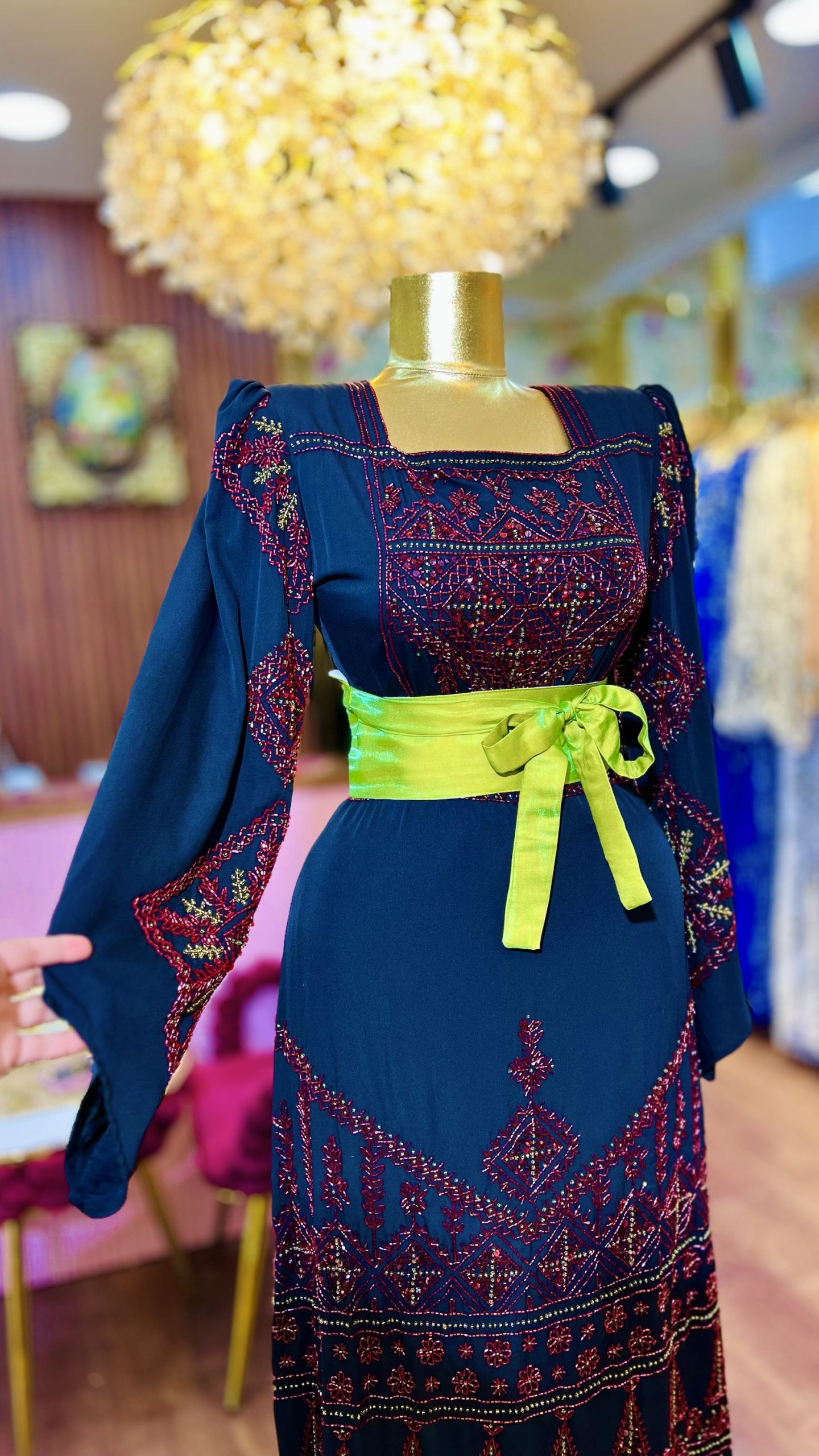 ثوب تراث باللون الأسود المائل للرمادي وليس القاتم فاخر جدًا