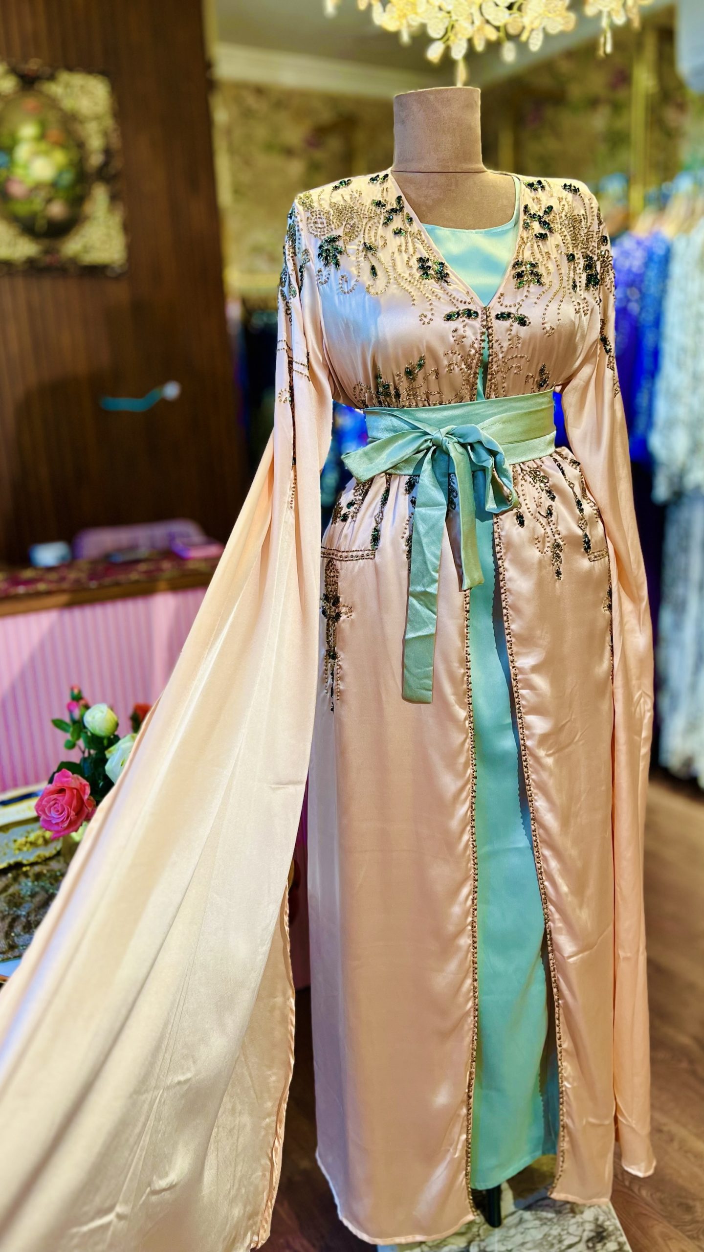 قفطان جميل جدًا  بلون ساحر