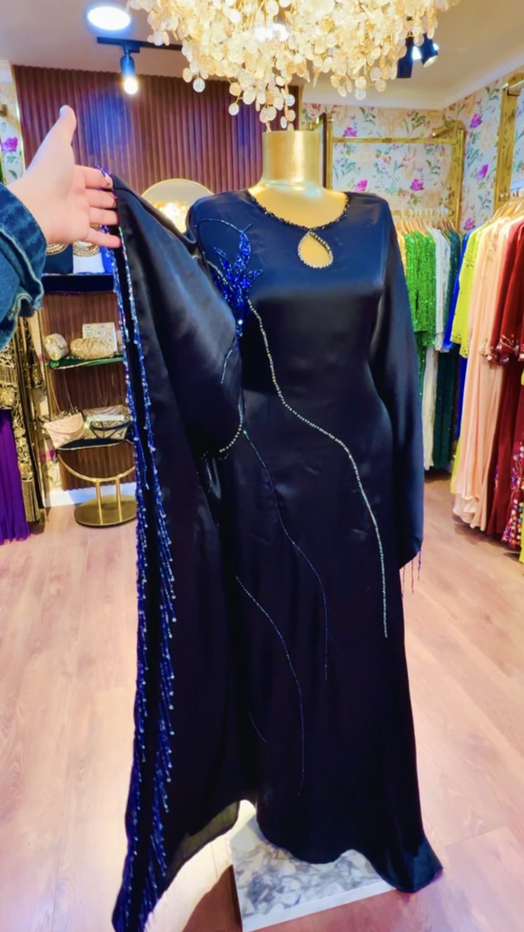 فستان على شكل عباية فاخر