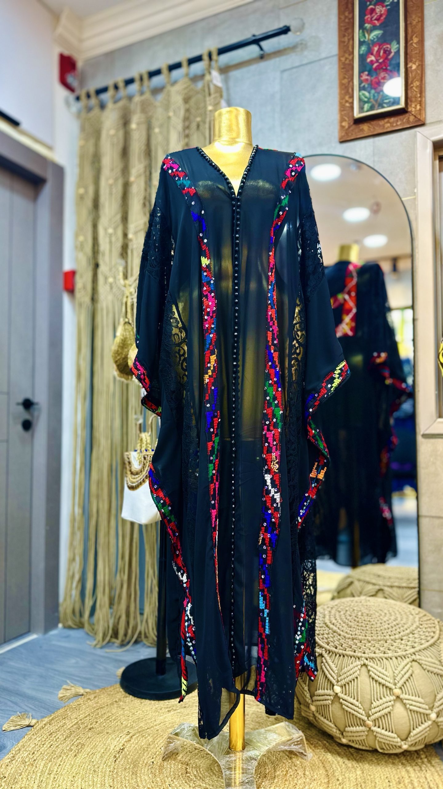 عباية تطريز يدوي باللون الأسود