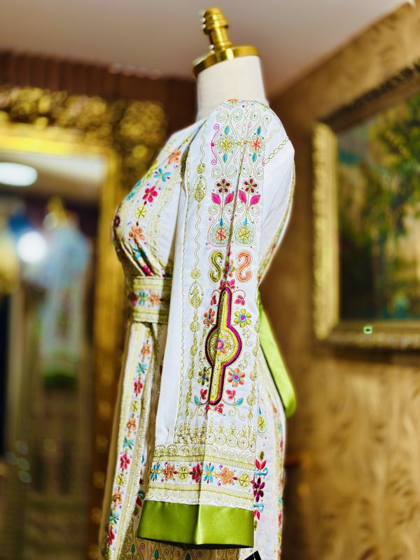ثوب تراث مخرز لون ابيض - Image 3