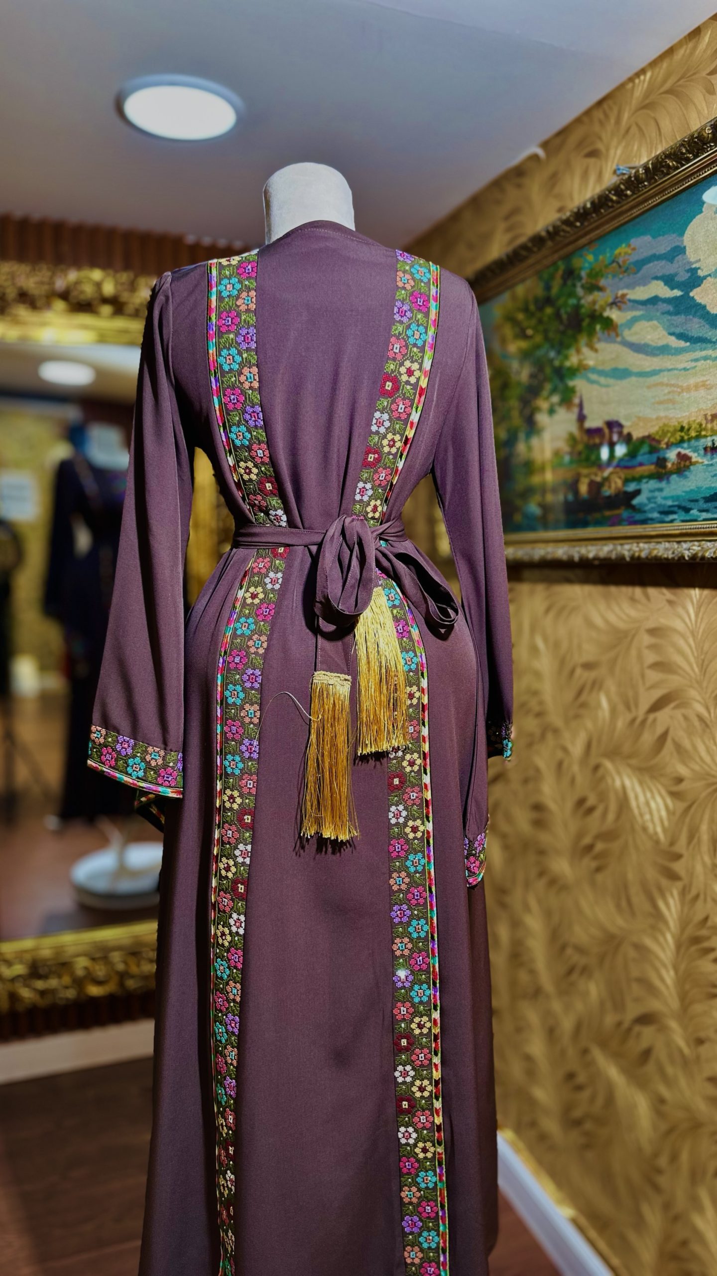 ثوب مخرز باللون النود