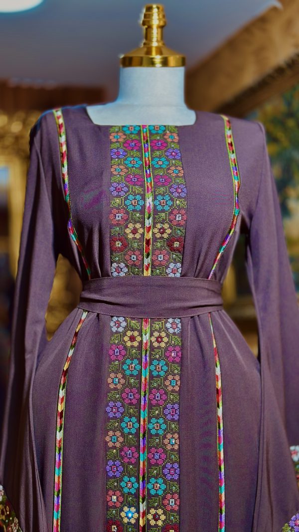 ثوب مخرز باللون النود - Image 4