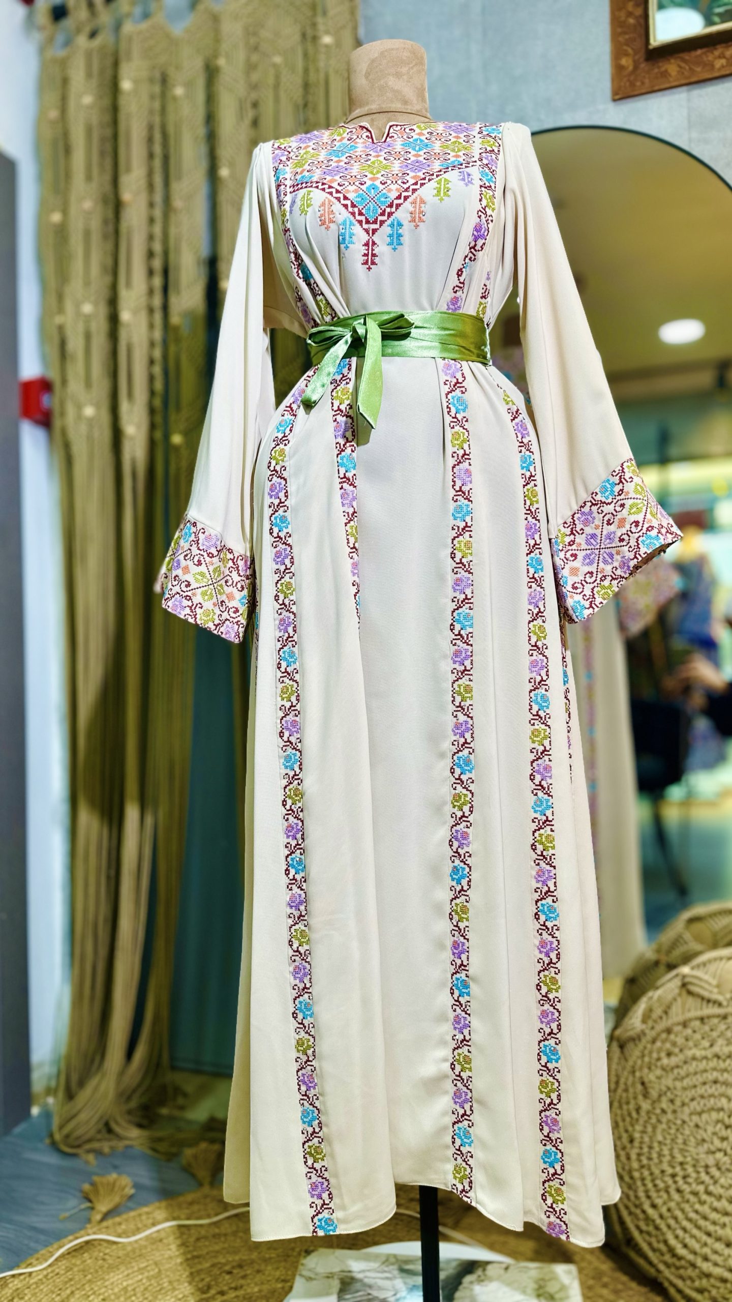 ثوب  تراث باللون الطحيني