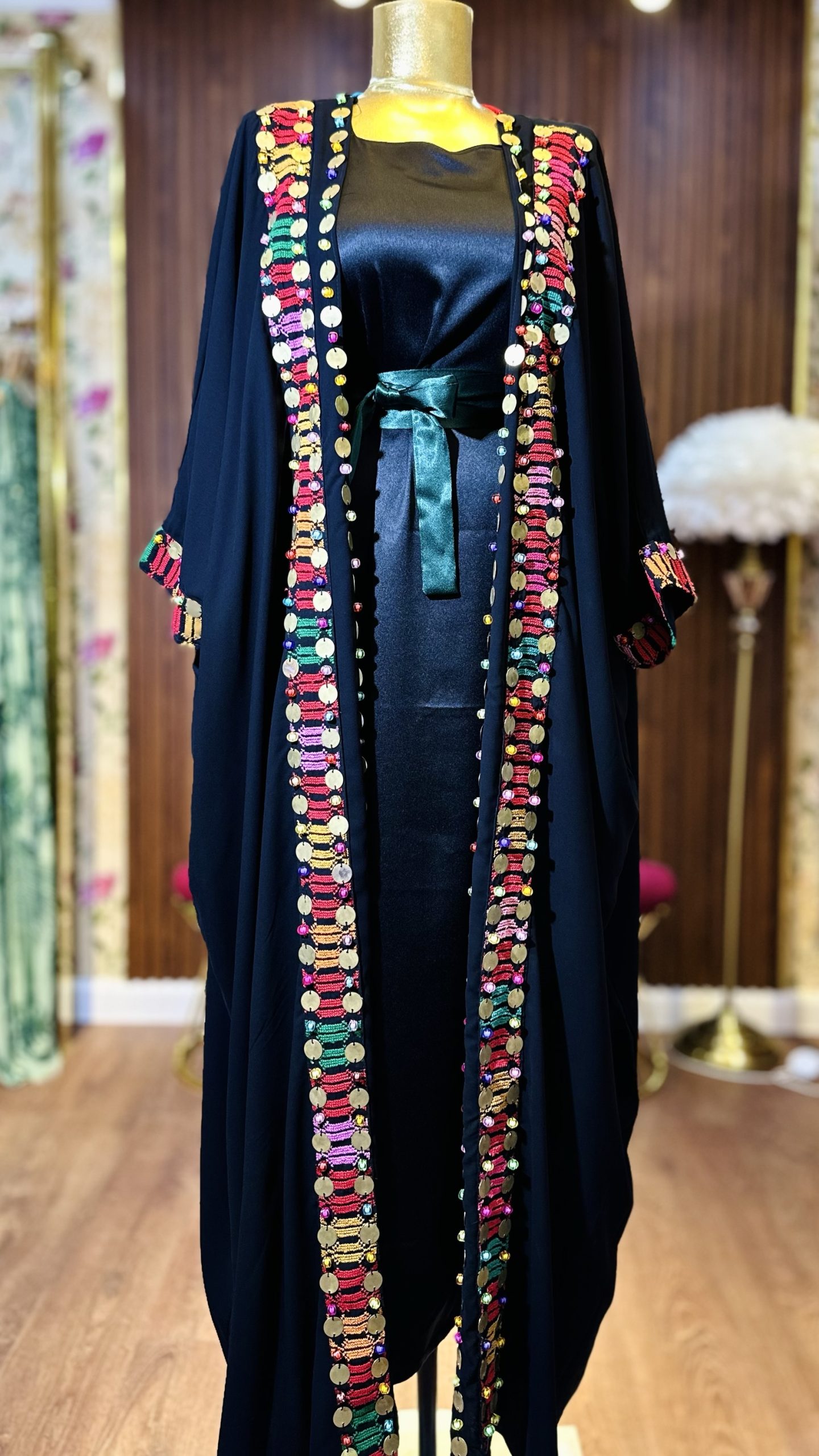 عباي تطريز يدوي لون اسود