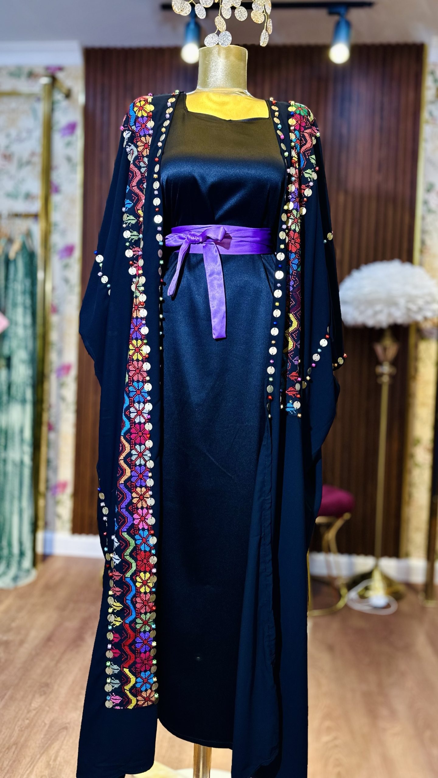 عباي تطريز يدوي باللون الاسود