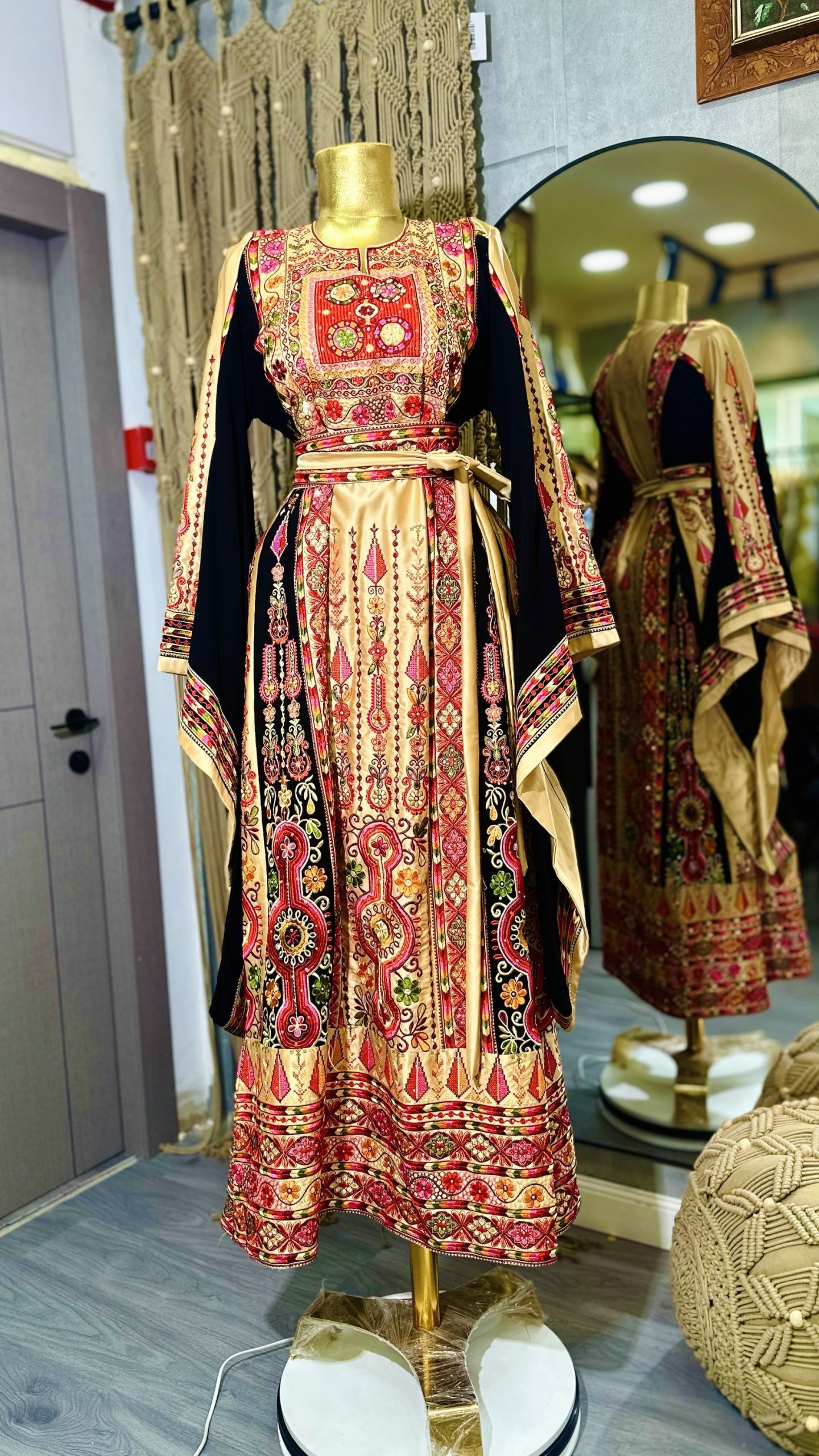 ثوب ملكة  باللون الذهبي والاسود