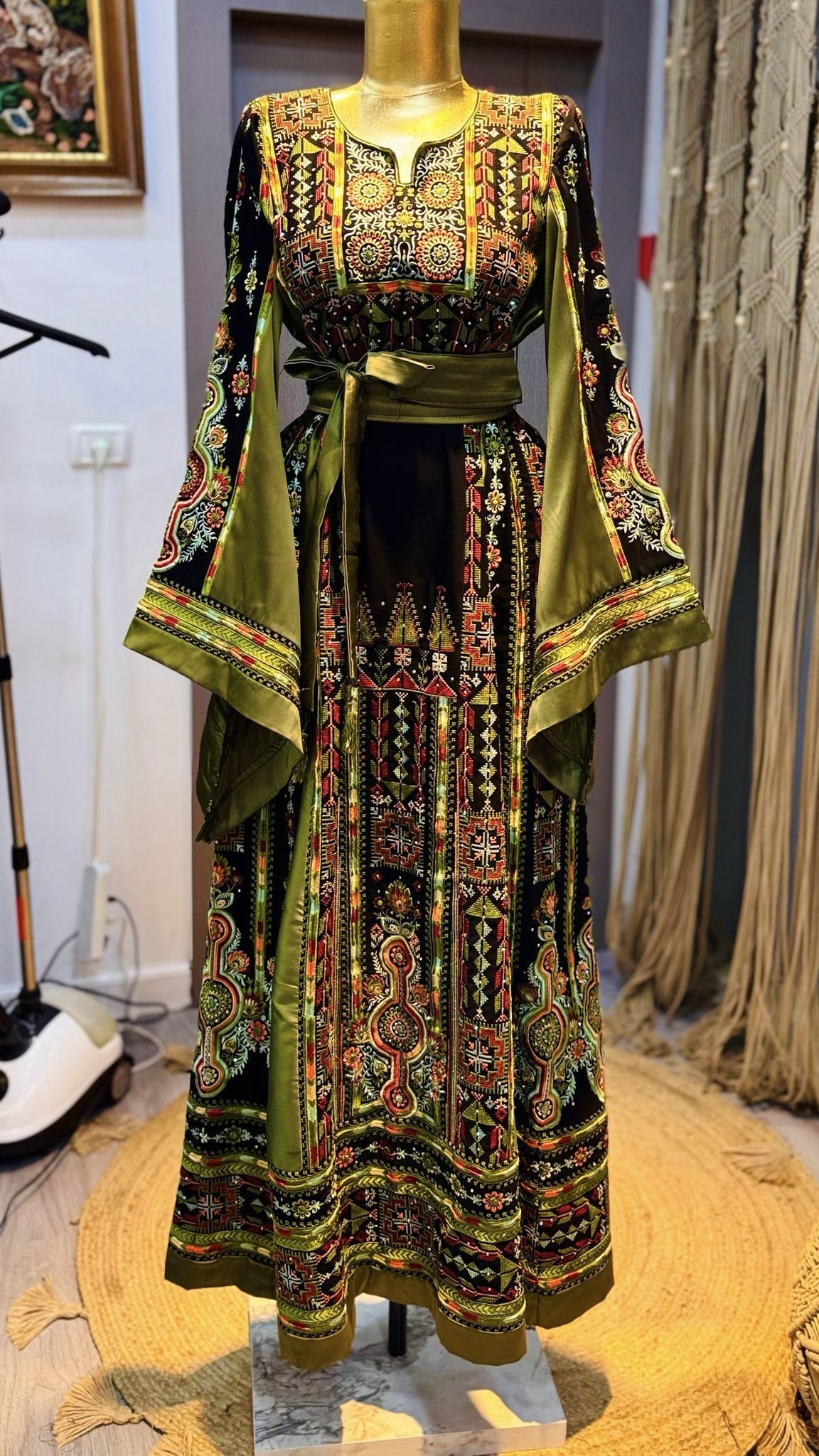 ثوب فخم وثقيل باللون الاخضر