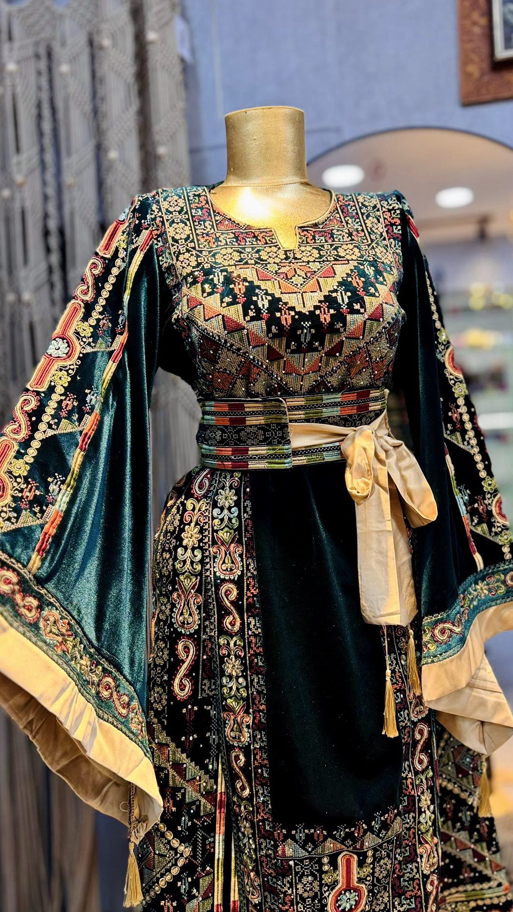 ثوب مخمل بارد باللون الزيتي - Image 5