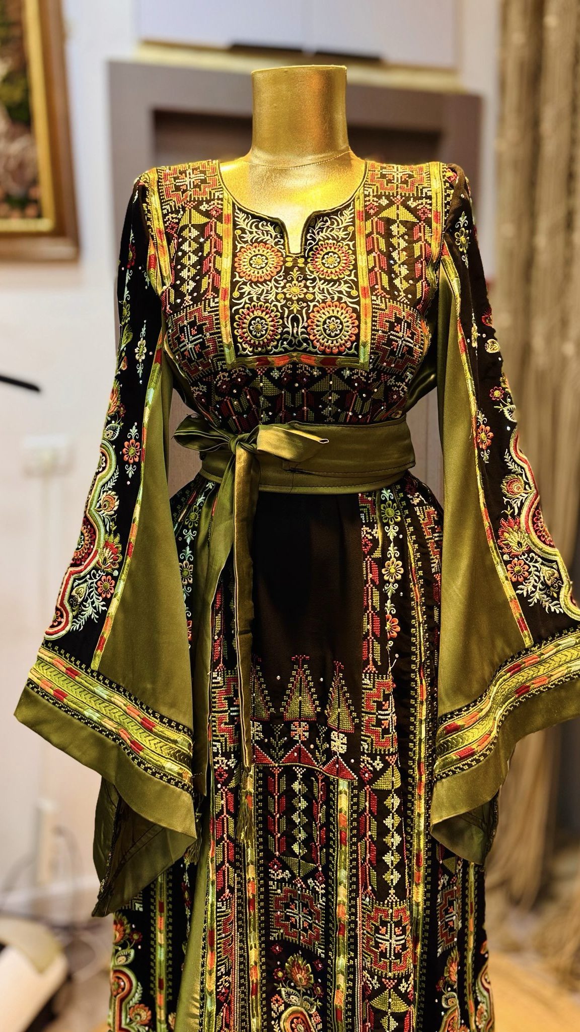 ثوب فخم وثقيل باللون الاخضر