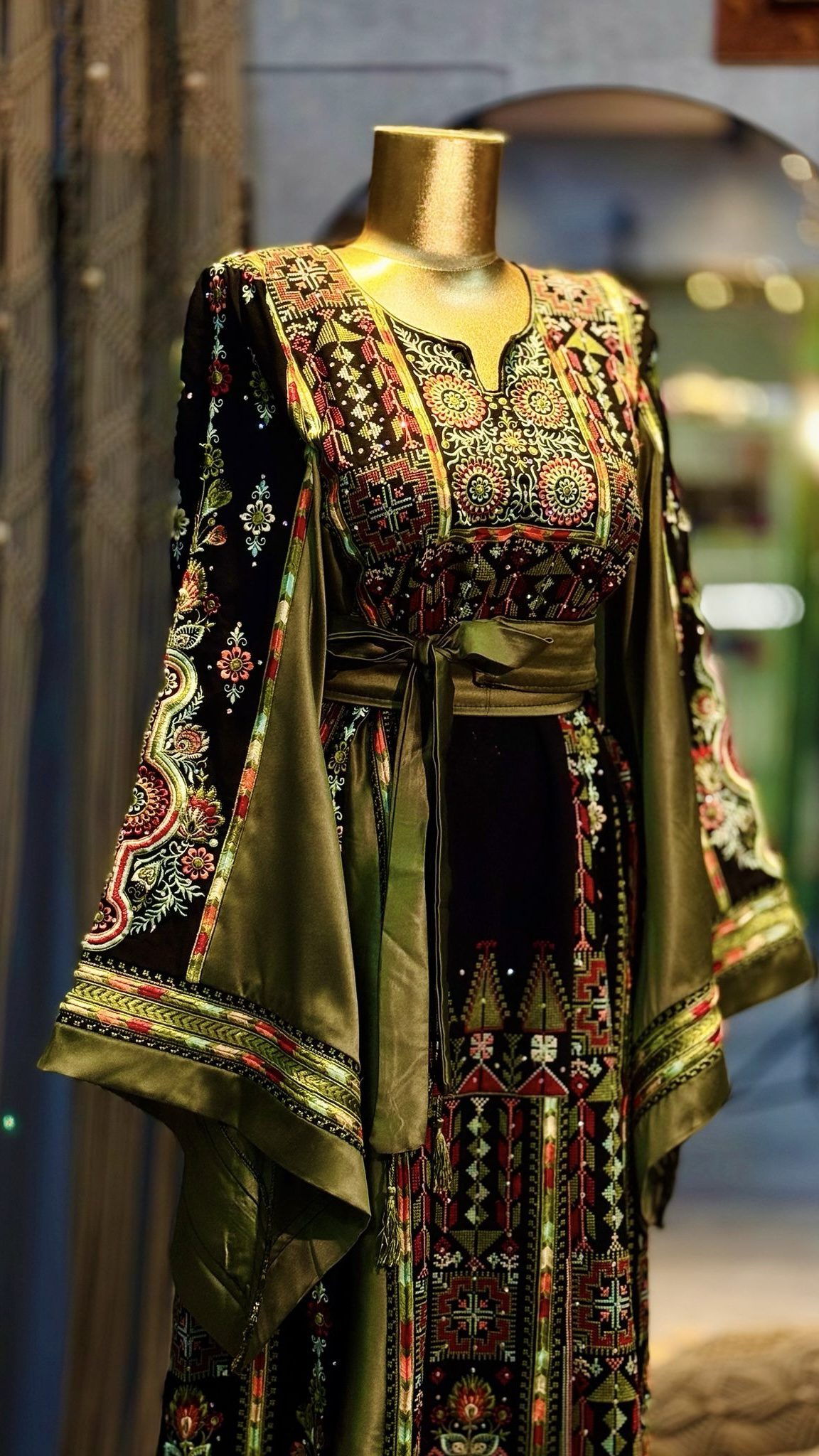 ثوب فخم وثقيل باللون الاخضر - Image 3