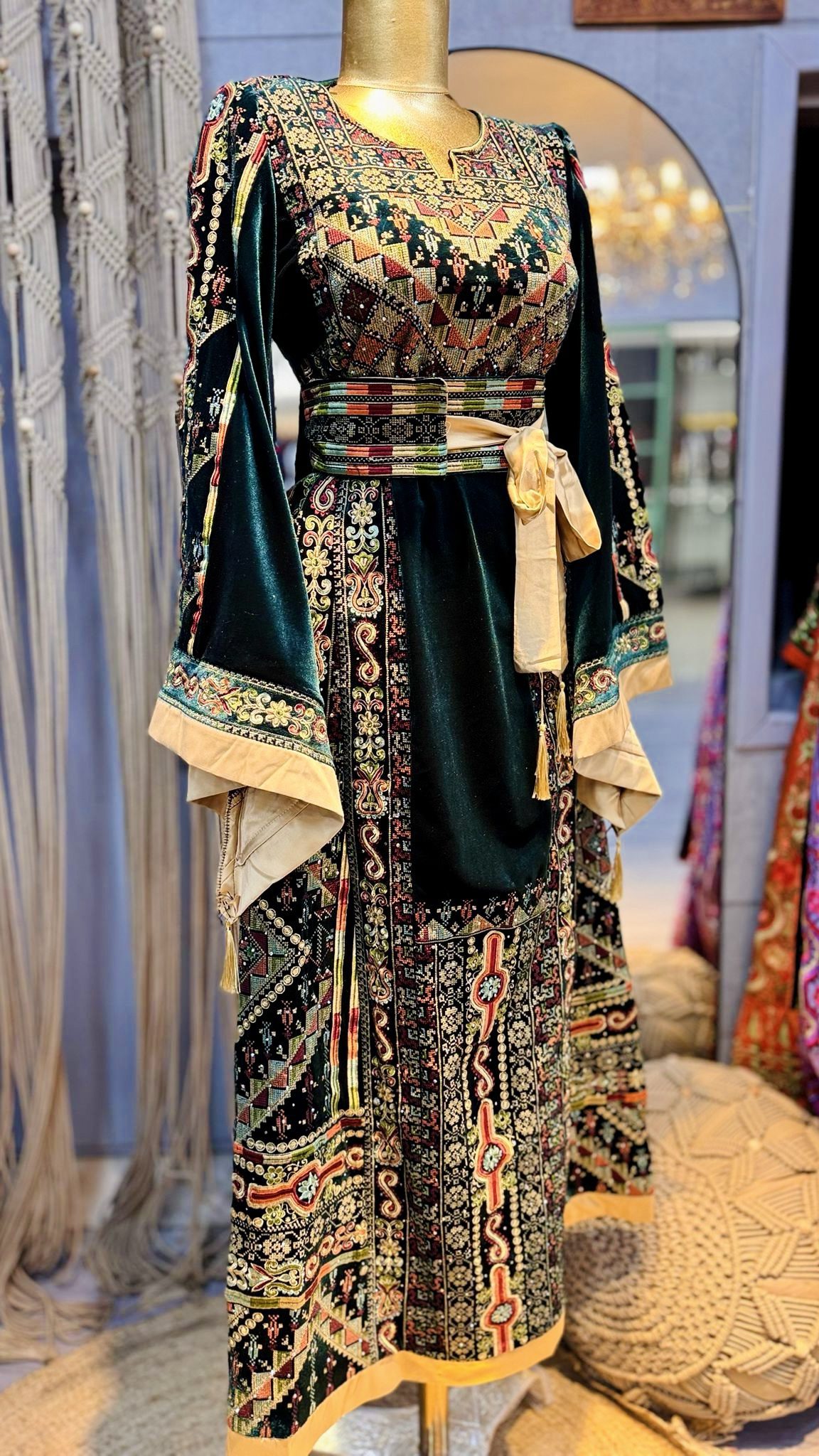 ثوب مخمل بارد باللون الزيتي