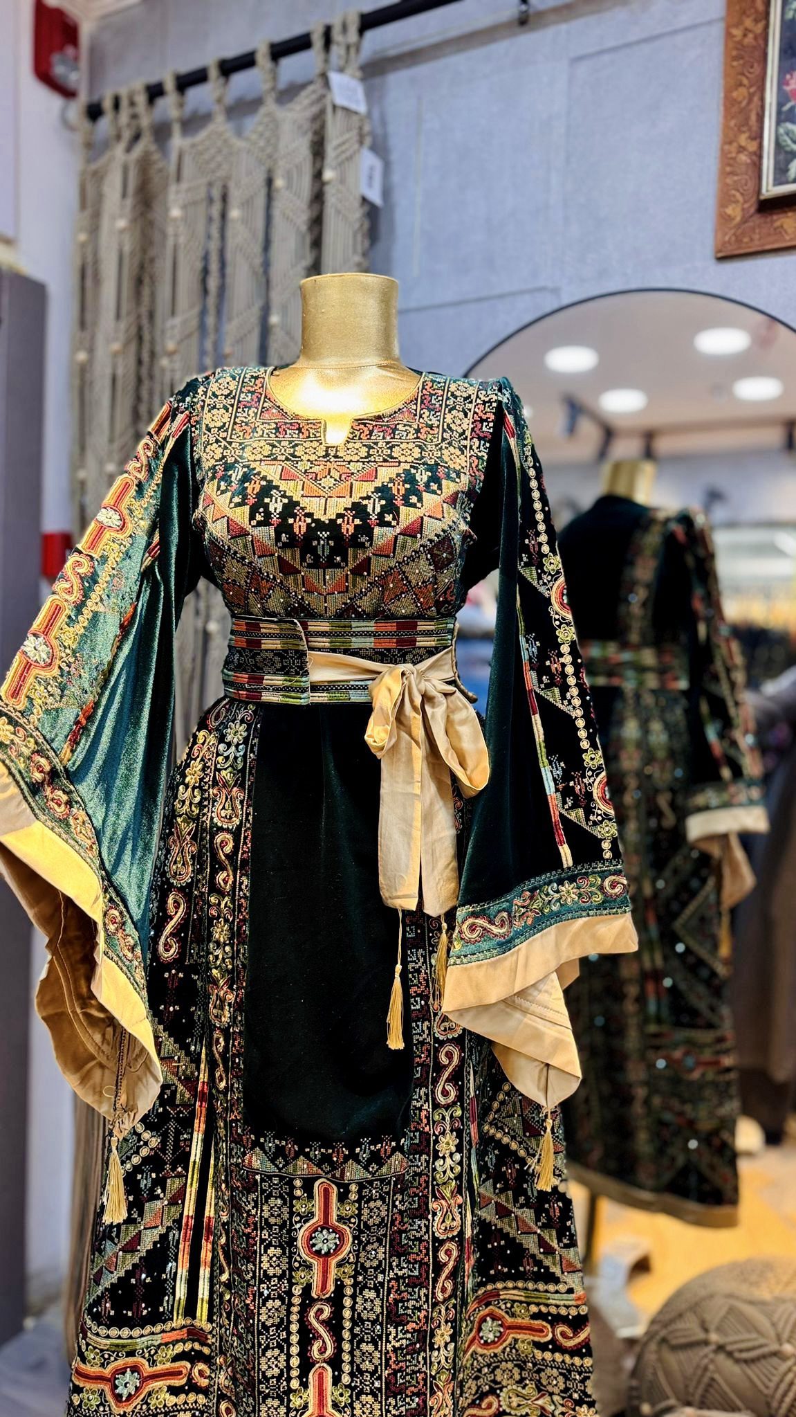 ثوب مخمل بارد باللون الزيتي - Image 3