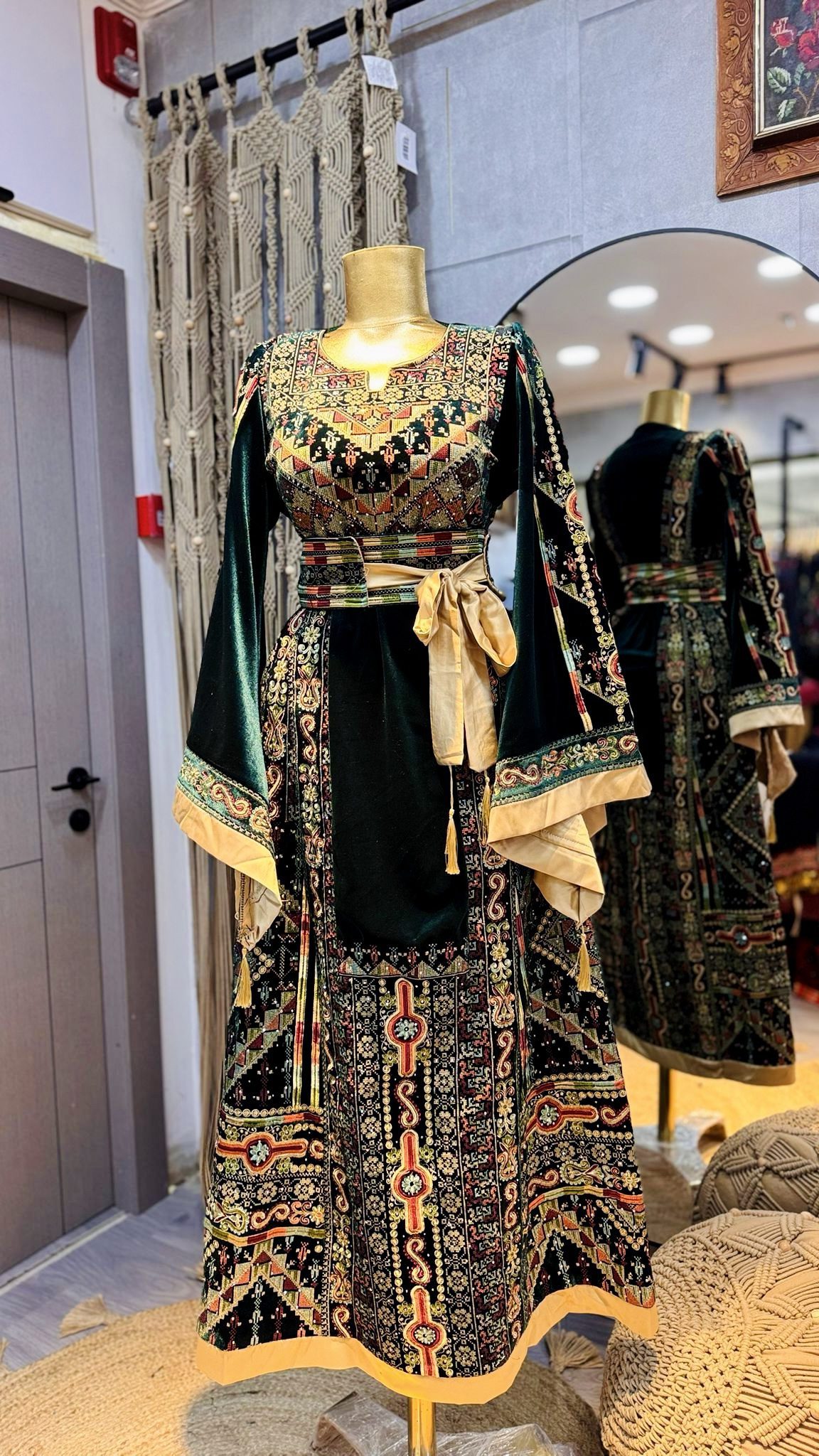 ثوب مخمل بارد باللون الزيتي