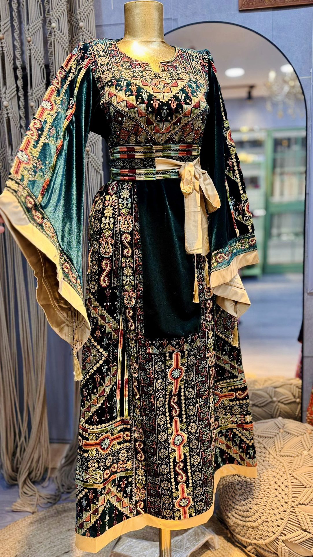 ثوب مخمل بارد باللون الزيتي - Image 4