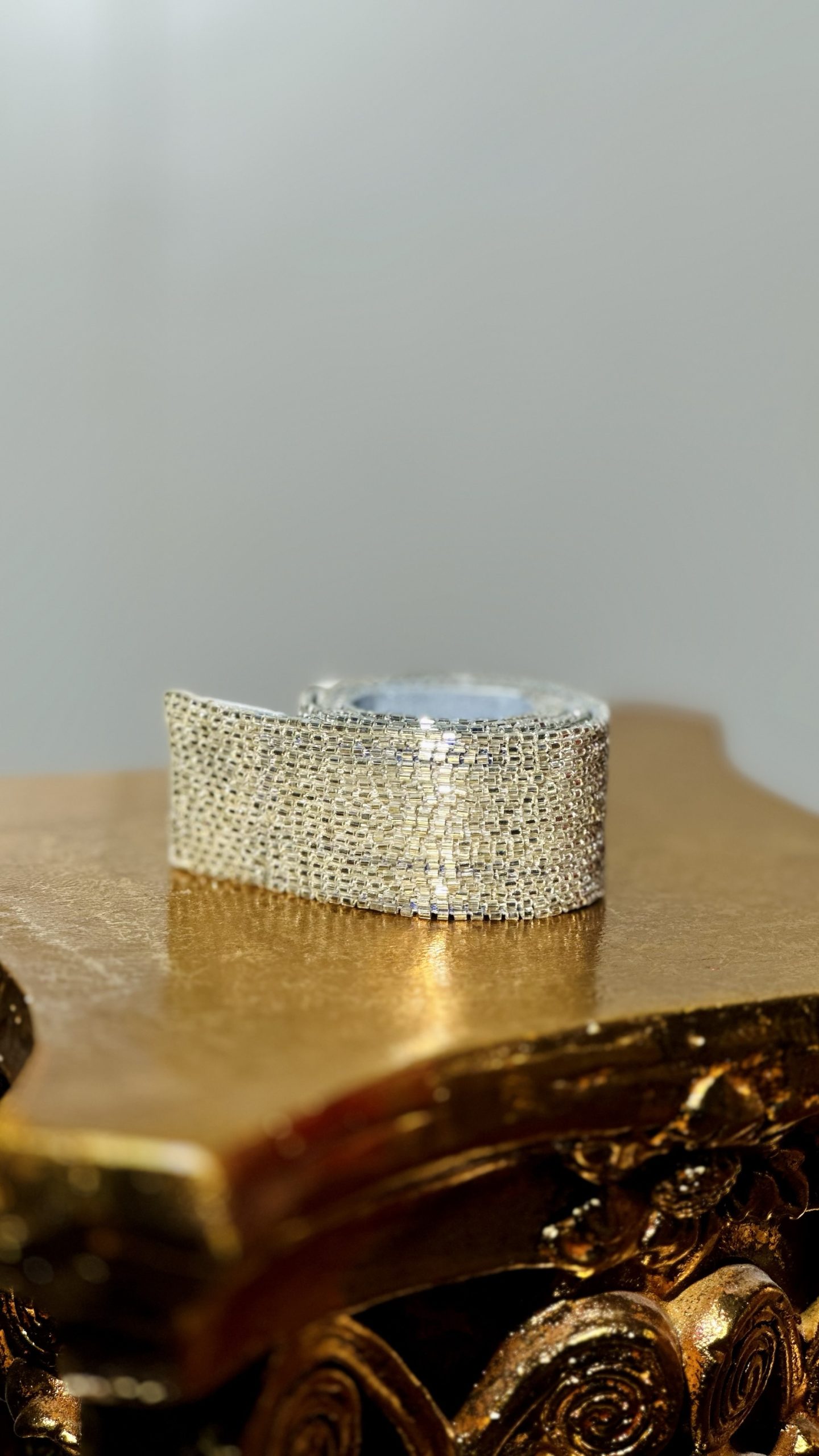 قشاط شك خرز يدوي باللون السلڤير