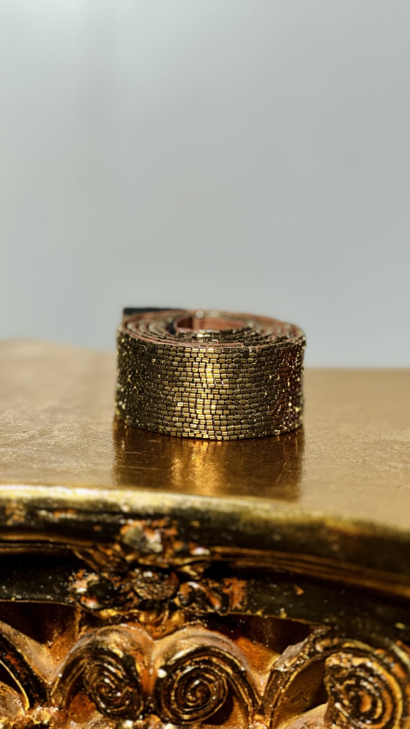 قشاط شك خرز يدوي باللون الدهبي لموج