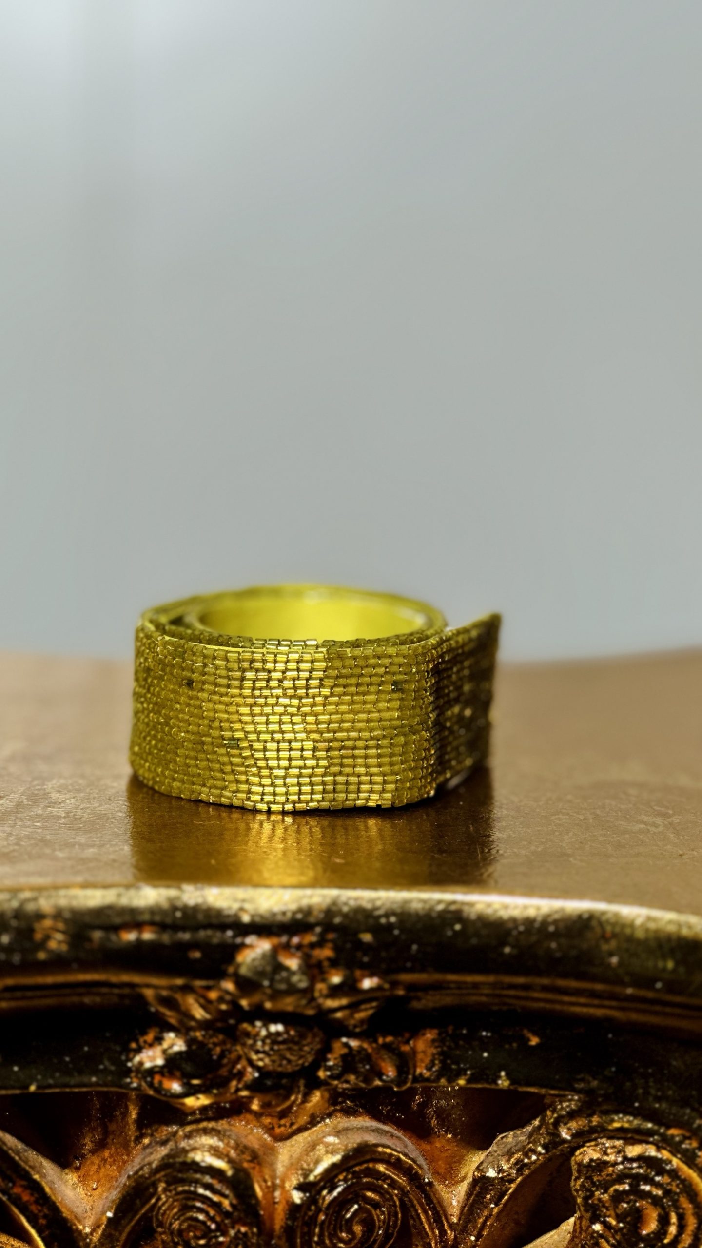 قشاط شك خرز يدوي باللون الاصفر