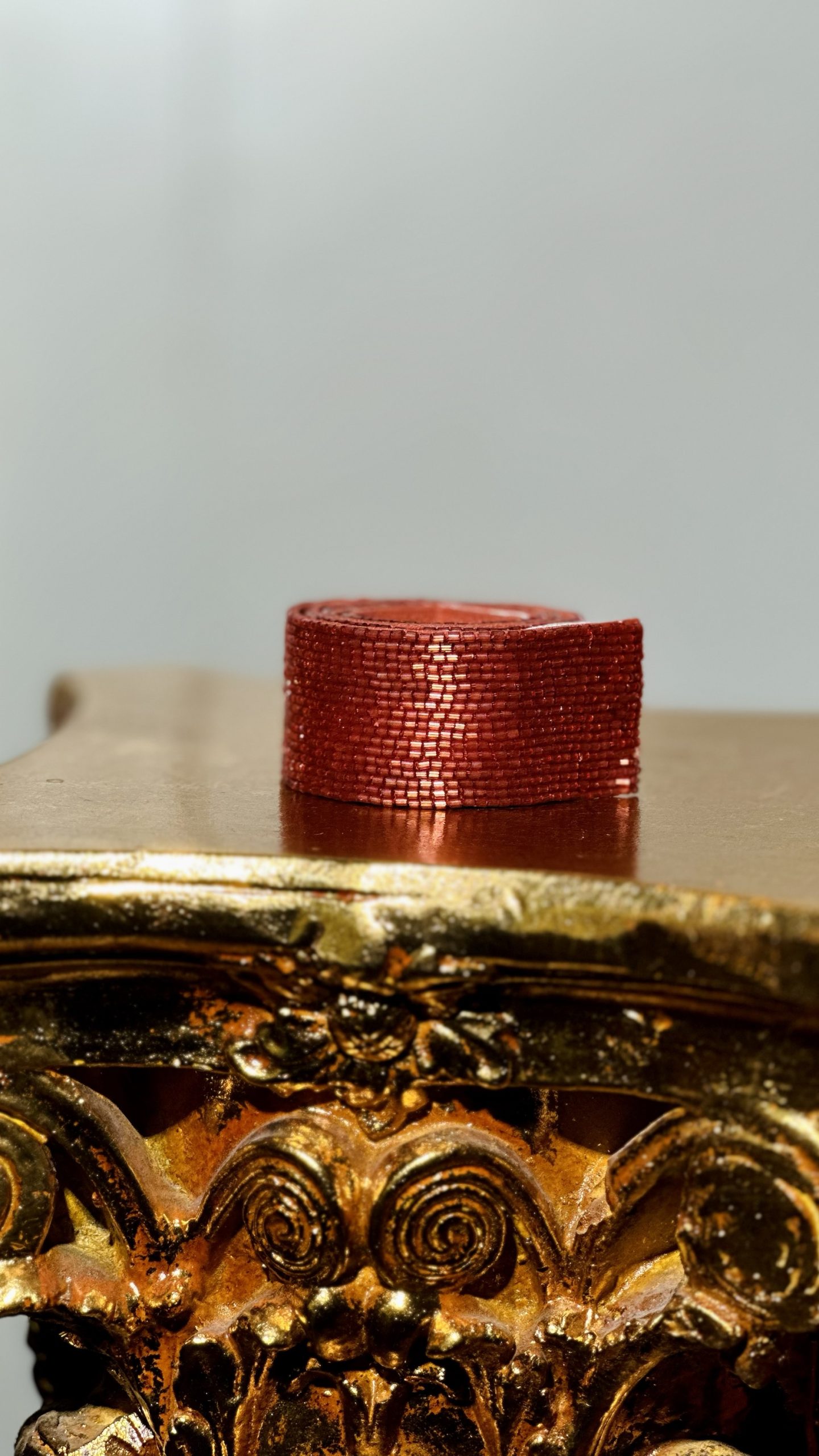 قشاط شك خرز يدوي باللون الرمادي