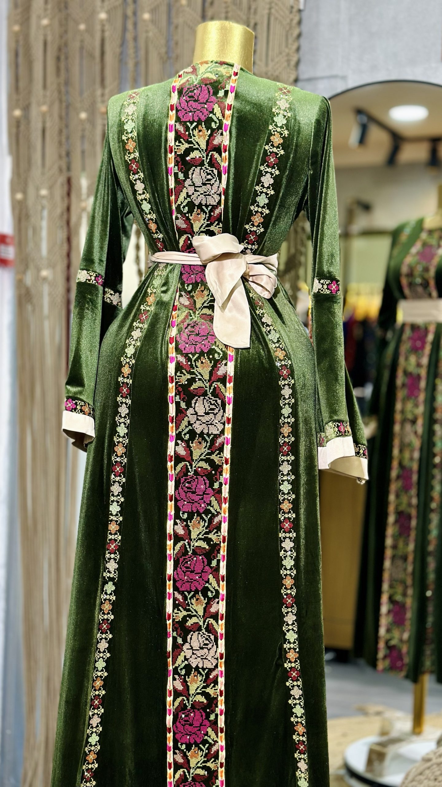 ثوب مخمل بارد