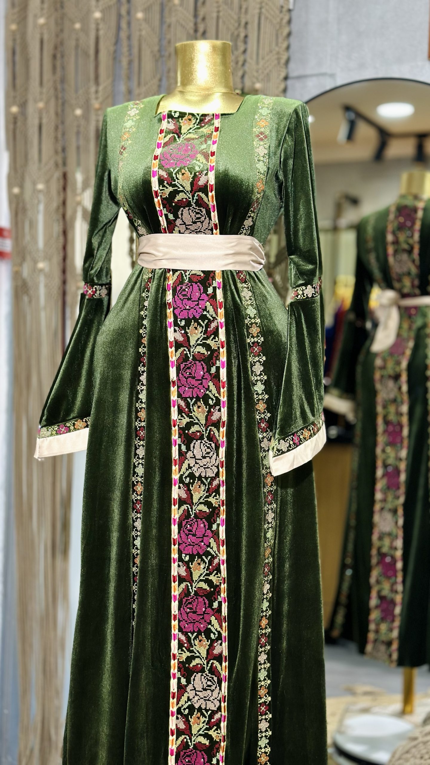 ثوب مخمل بارد