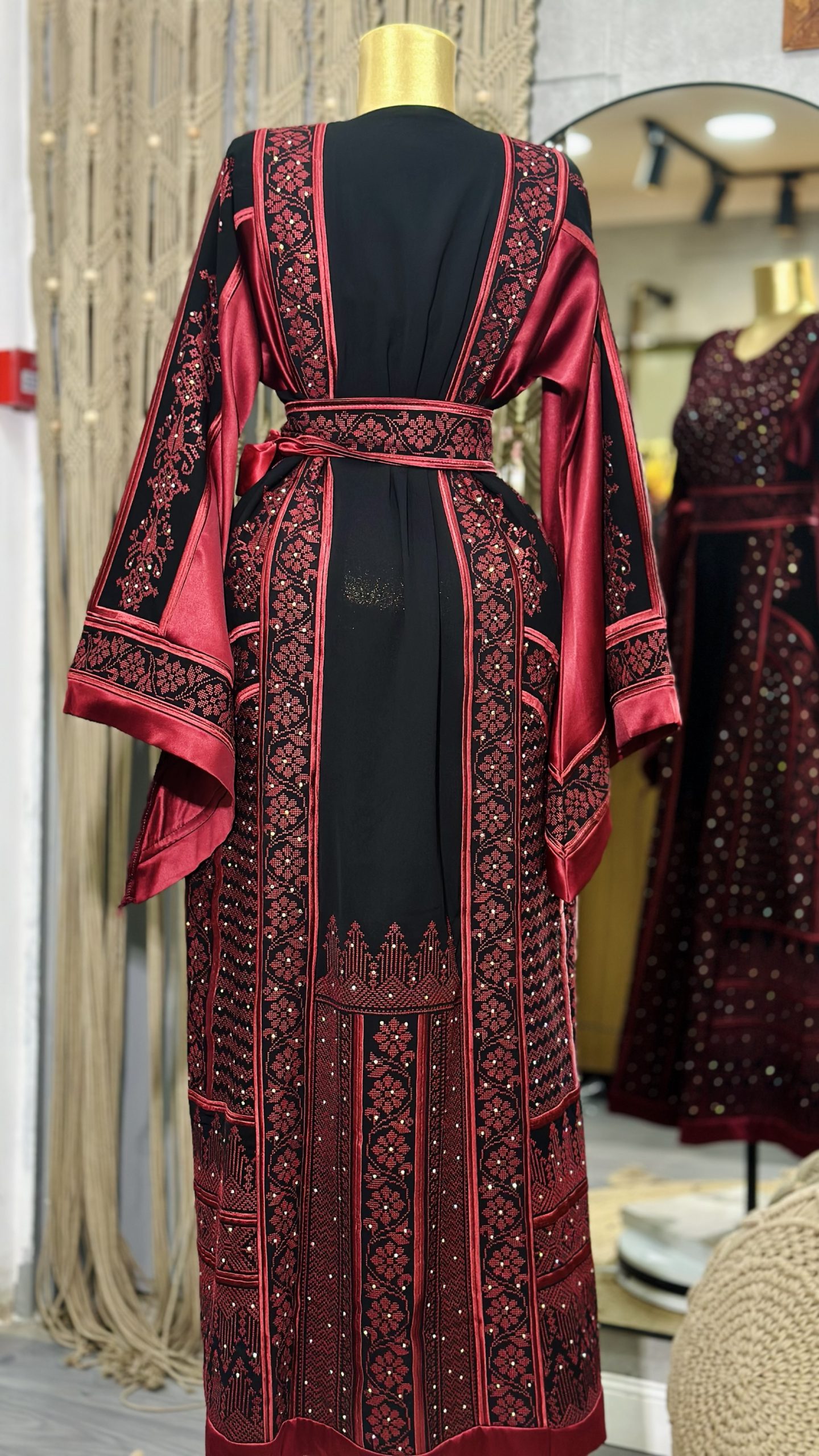 ثوب ثقيل باللون الاحمر والاسود - Image 4