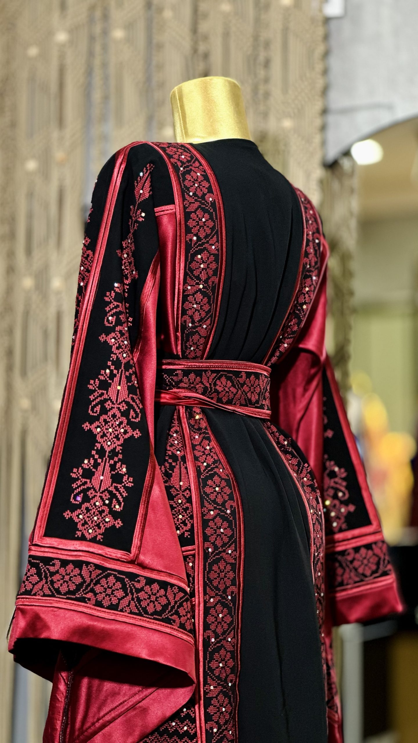 ثوب ثقيل باللون الاحمر والاسود - Image 3