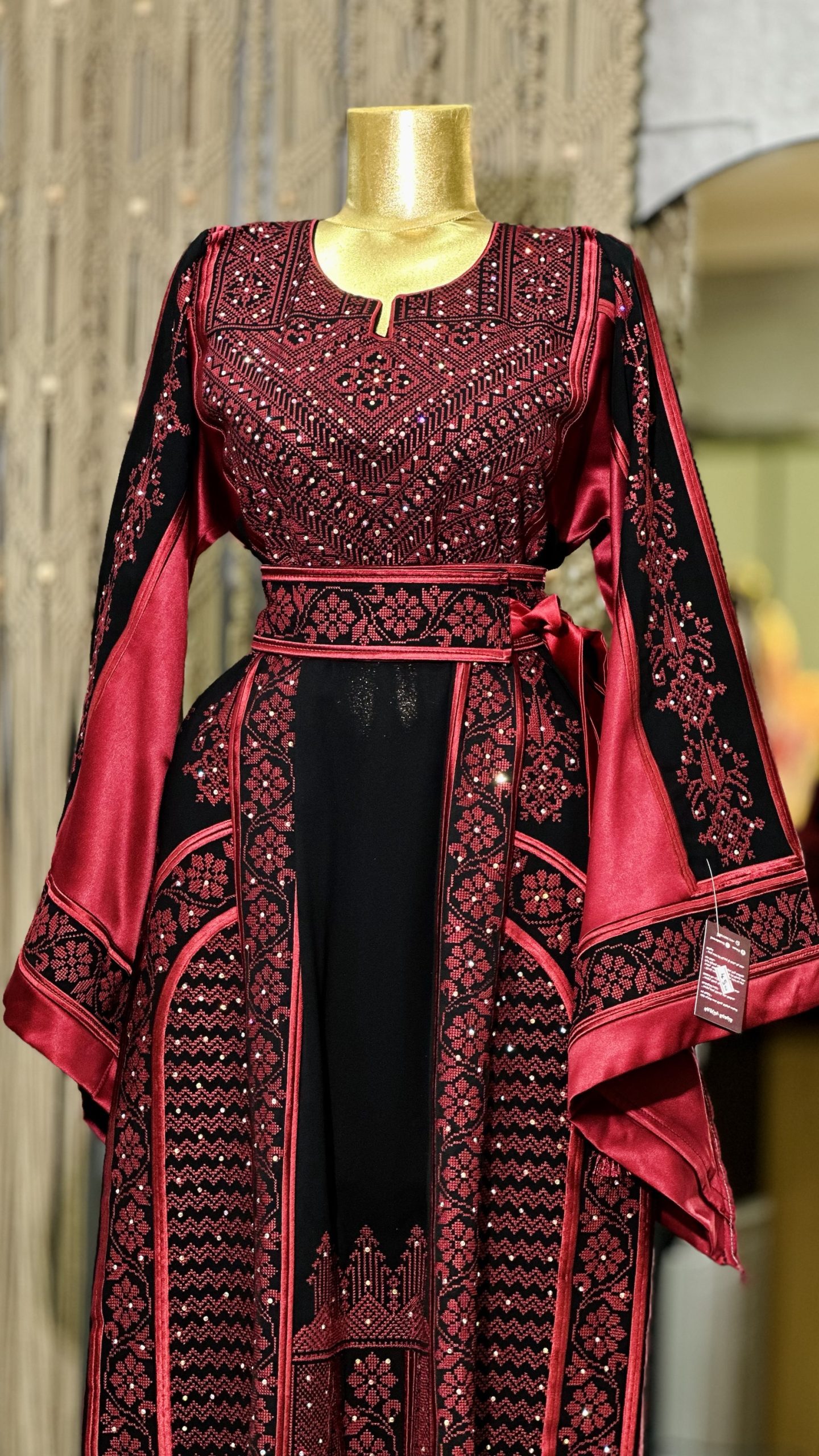 ثوب ثقيل باللون الاحمر والاسود