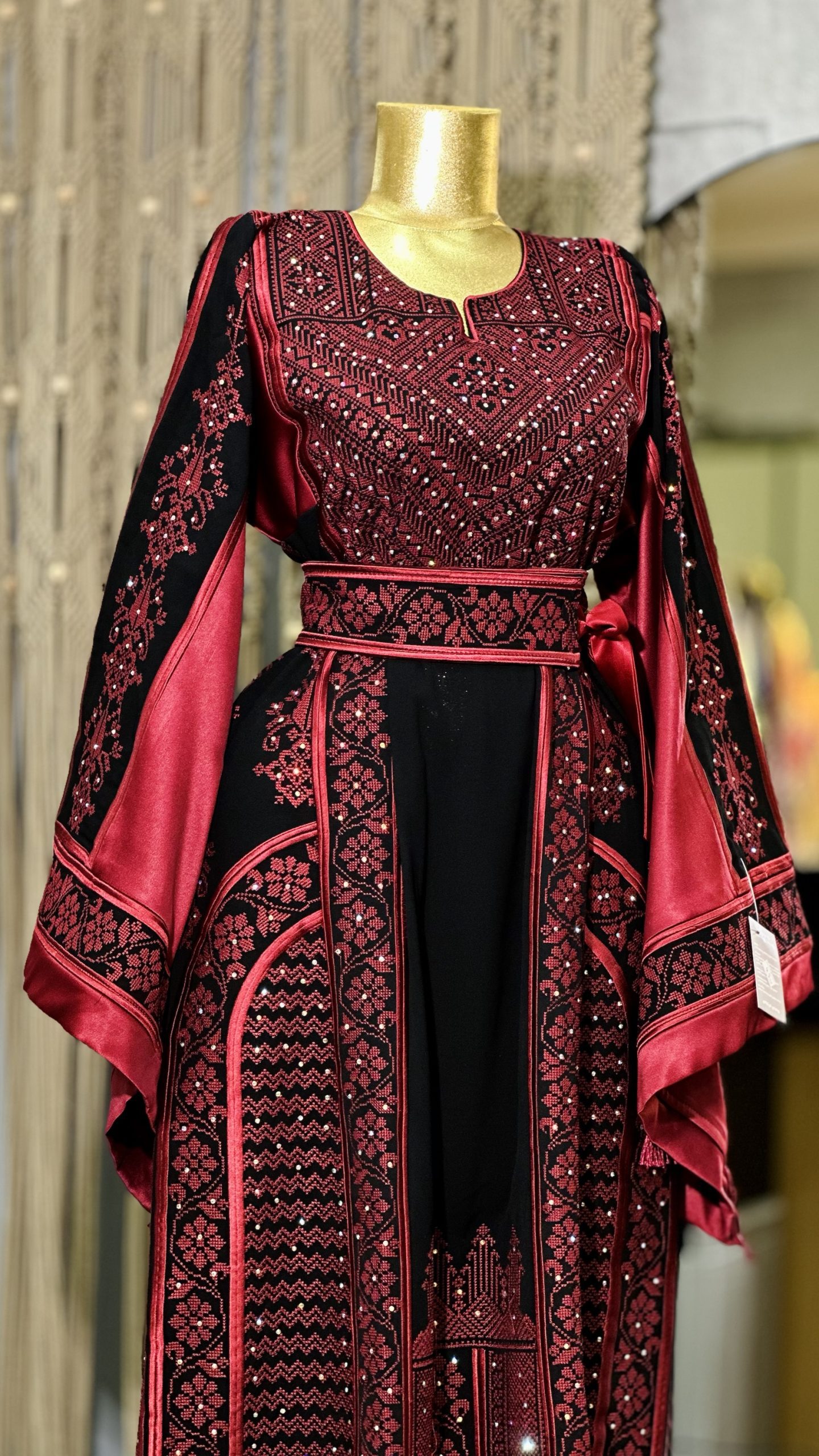 ثوب ثقيل باللون الاحمر والاسود - Image 5