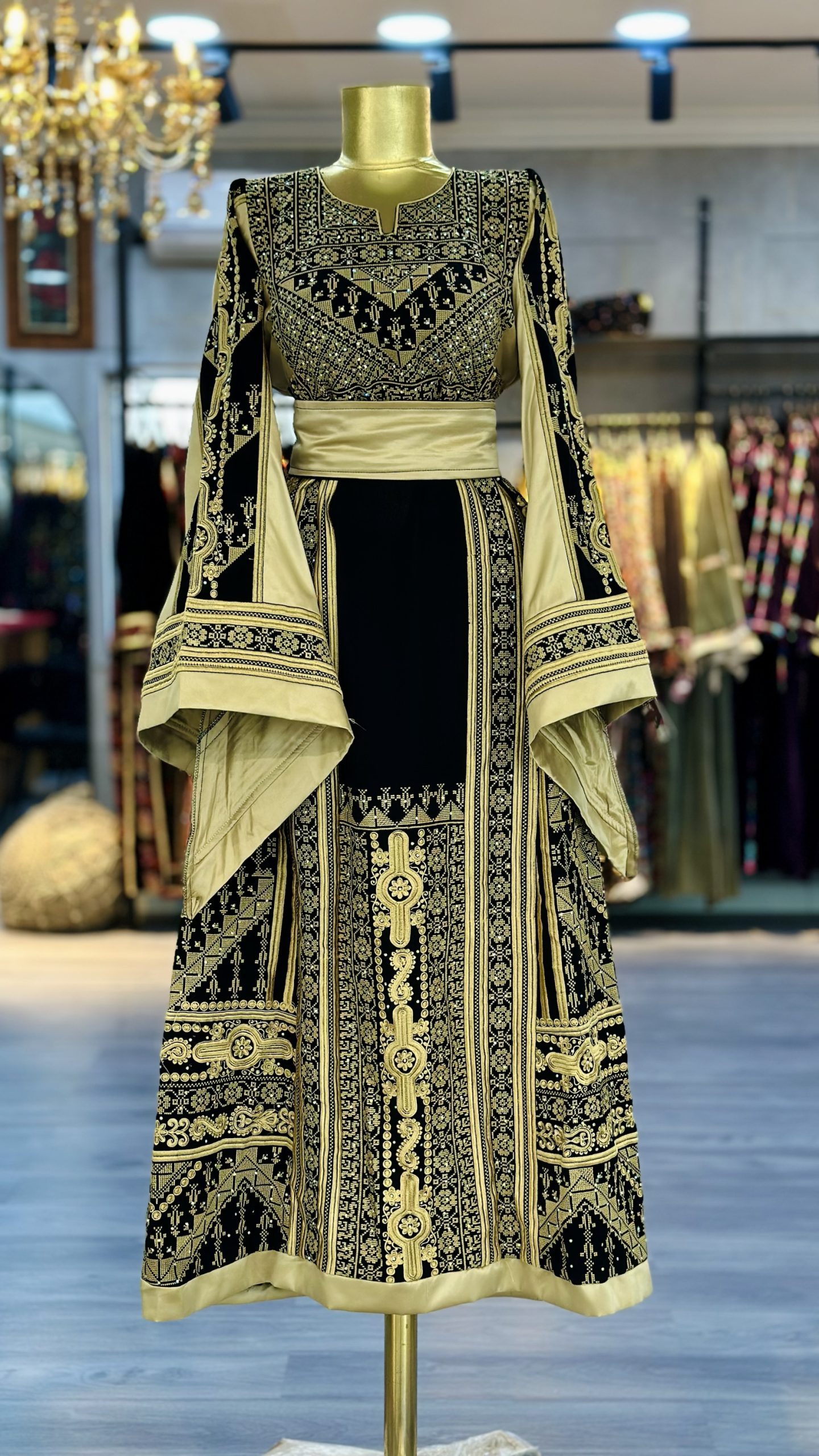 ثوب ذهبي يخطف كل الأنظار