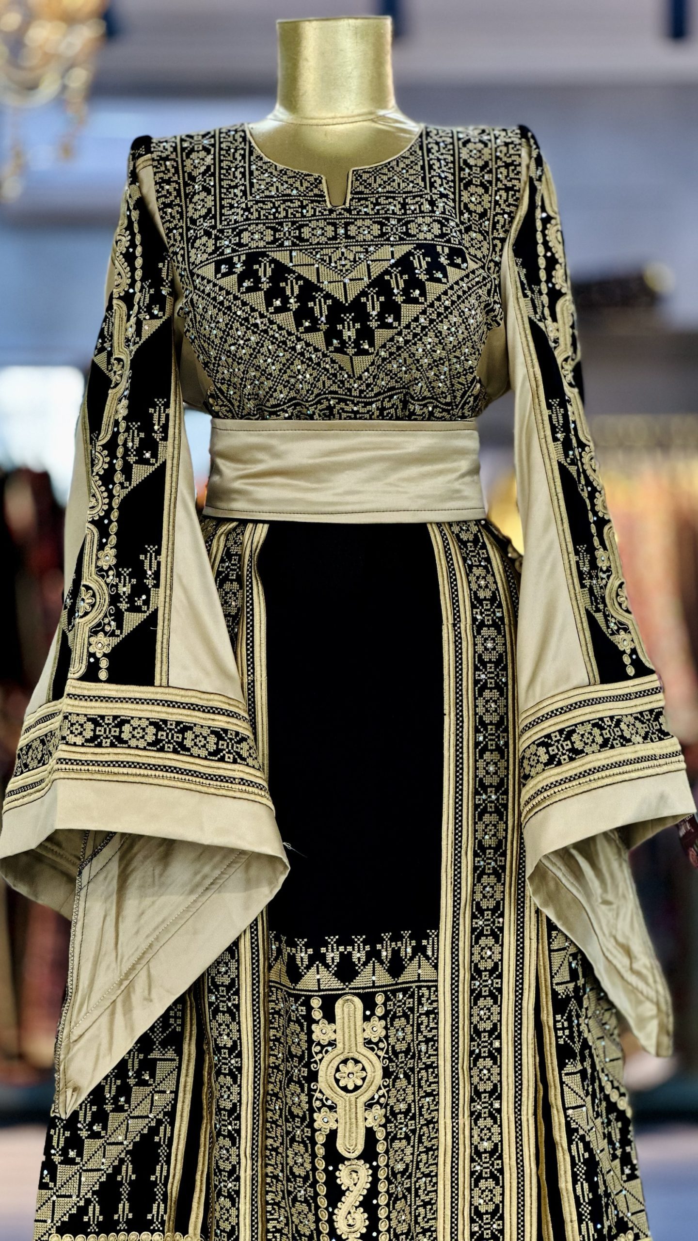 ثوب ذهبي يخطف كل الأنظار - Image 3