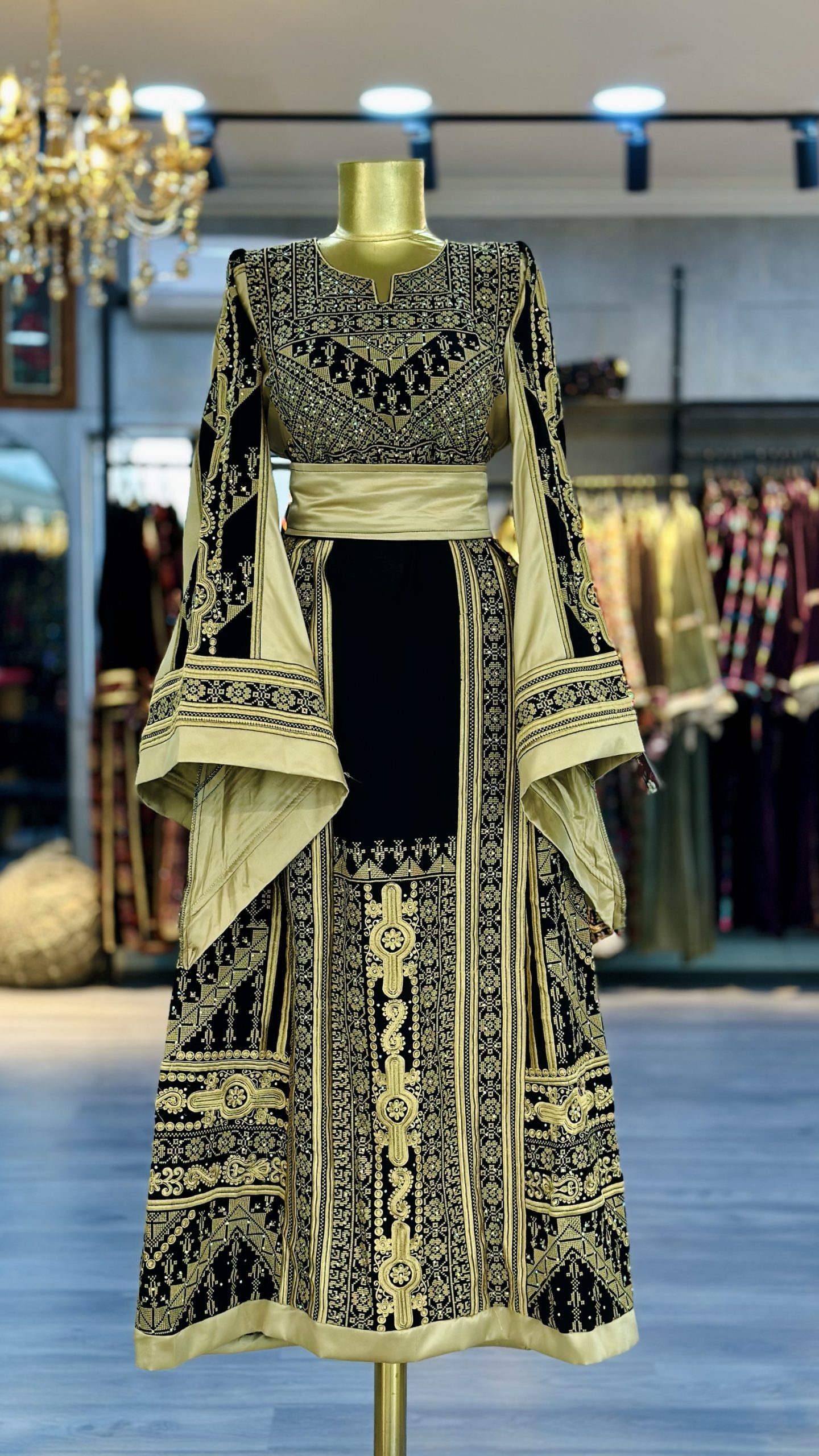 ثوب ذهبي يخطف كل الأنظار