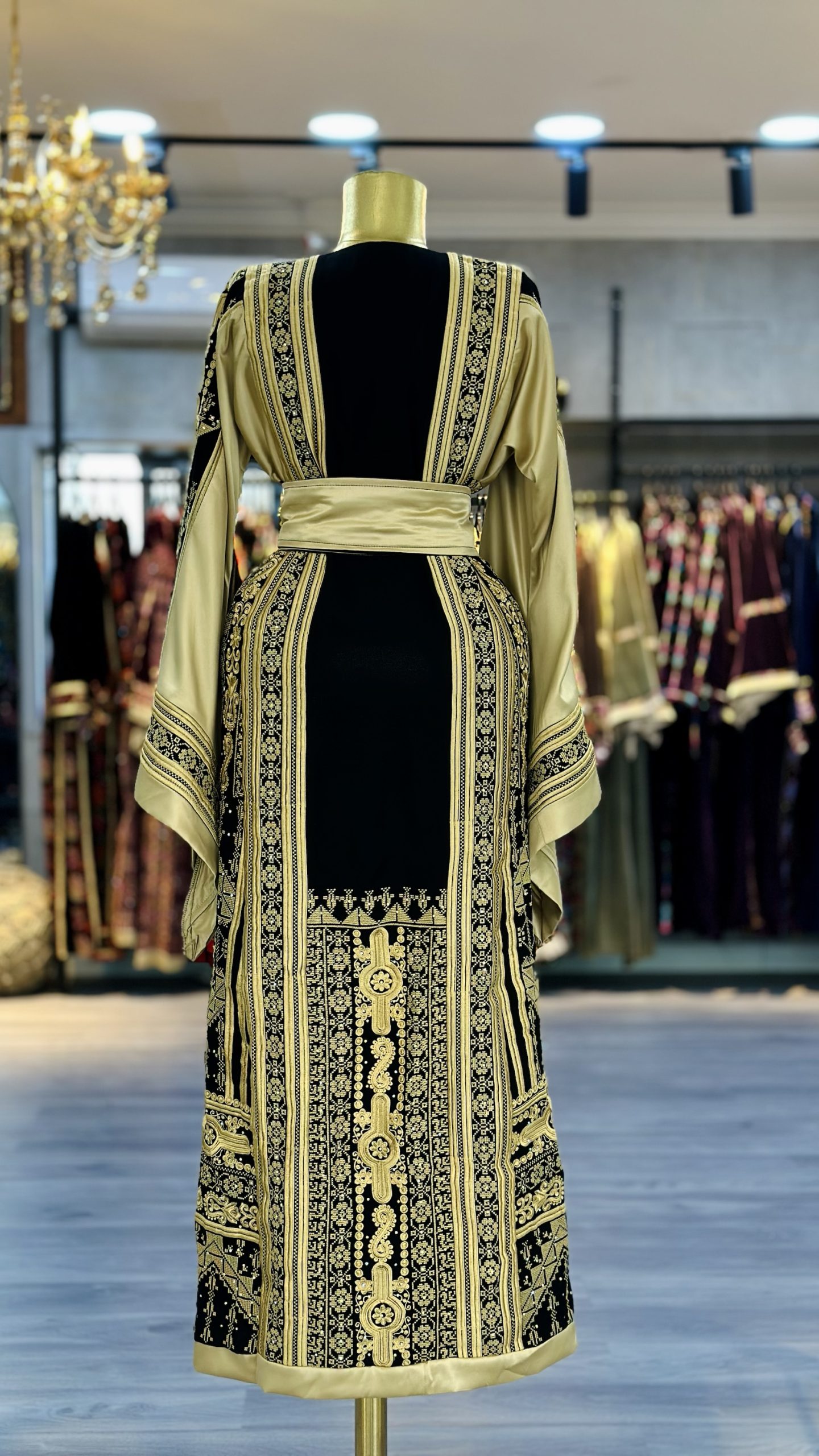 ثوب ذهبي يخطف كل الأنظار - Image 4