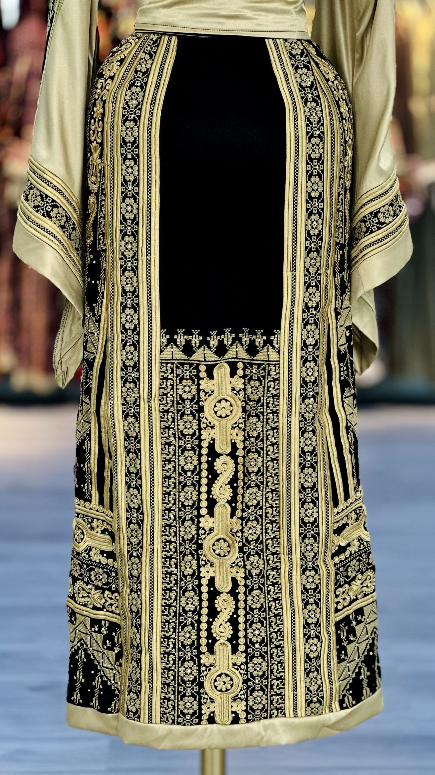 ثوب ذهبي يخطف كل الأنظار - Image 6