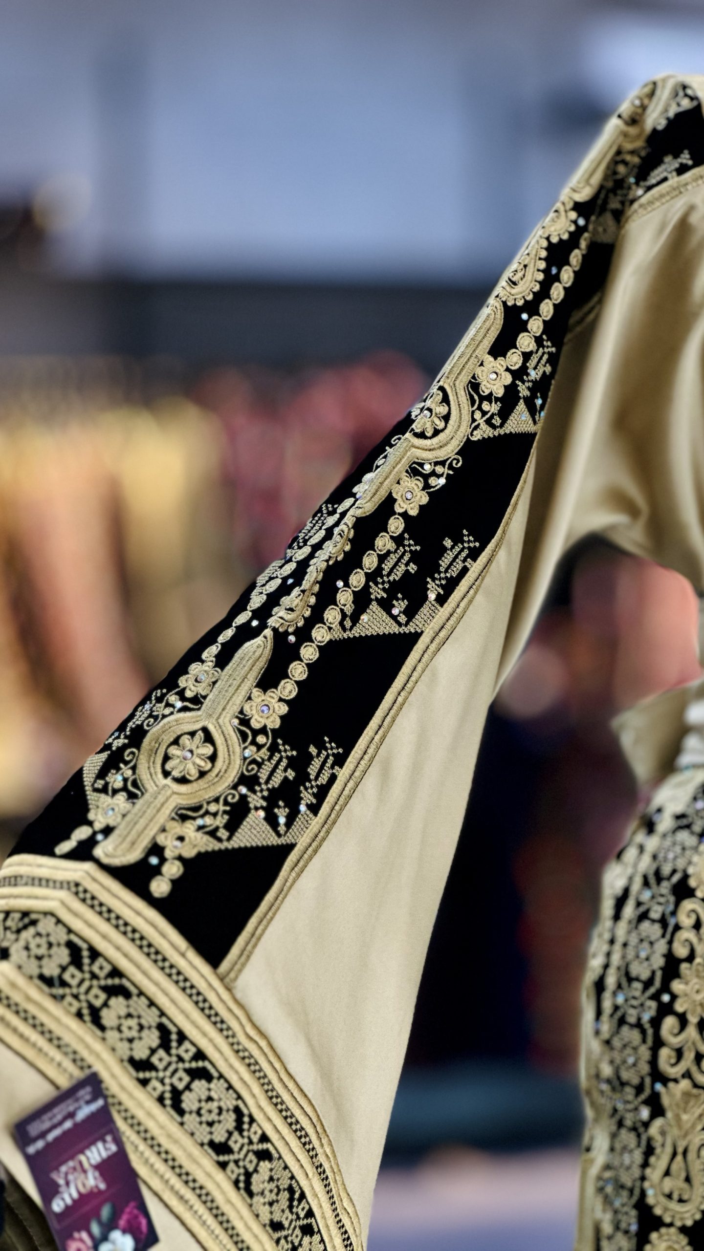 ثوب ذهبي يخطف كل الأنظار - Image 5