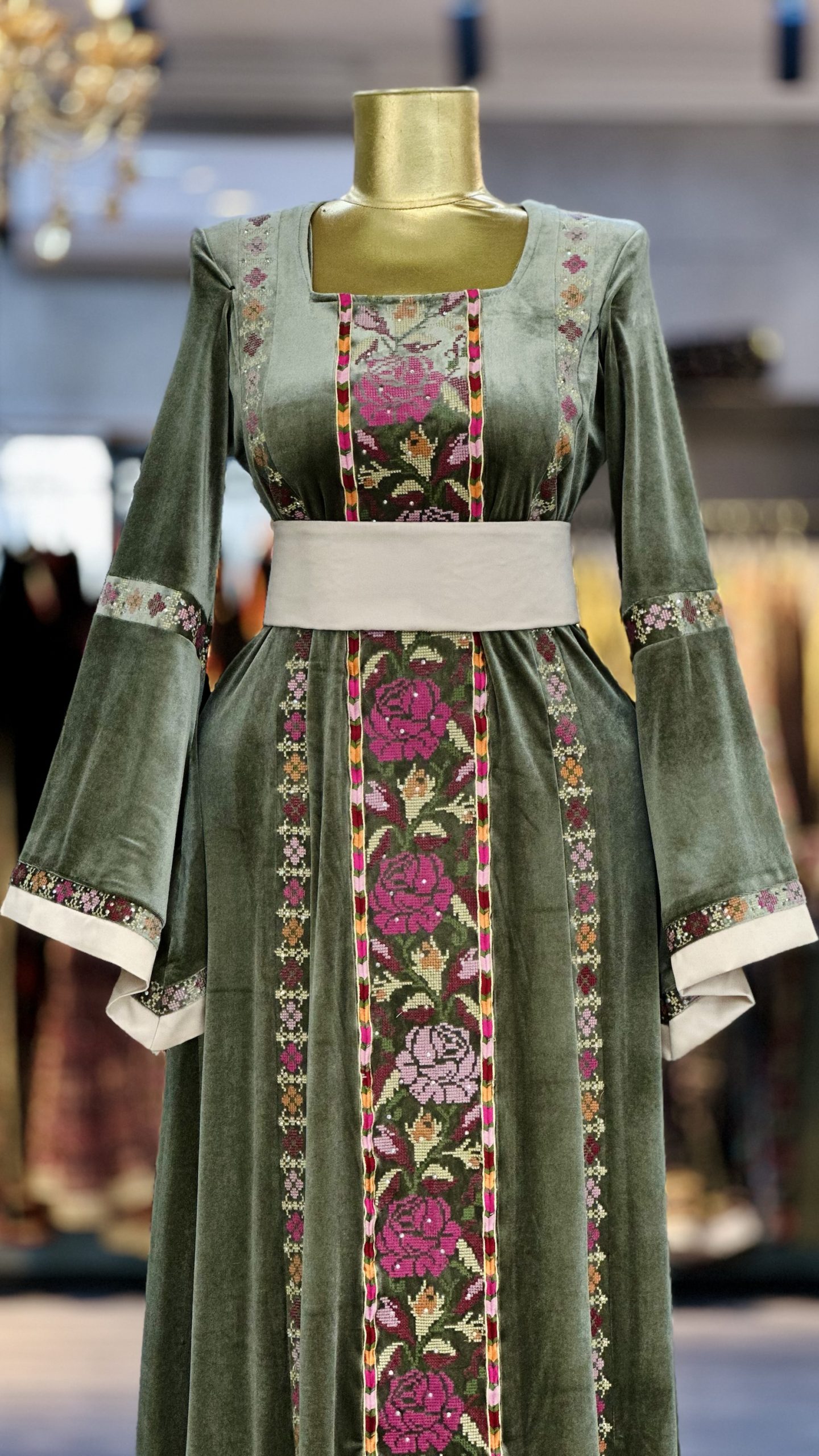 ثوب مخمل بارد