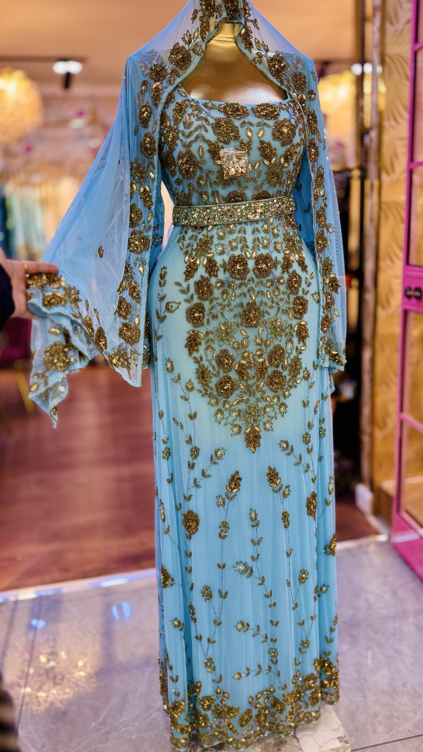 فستان نادر بتصميم يأسر الأنظار بلون البحر شك يدوي+طرحة+بلت