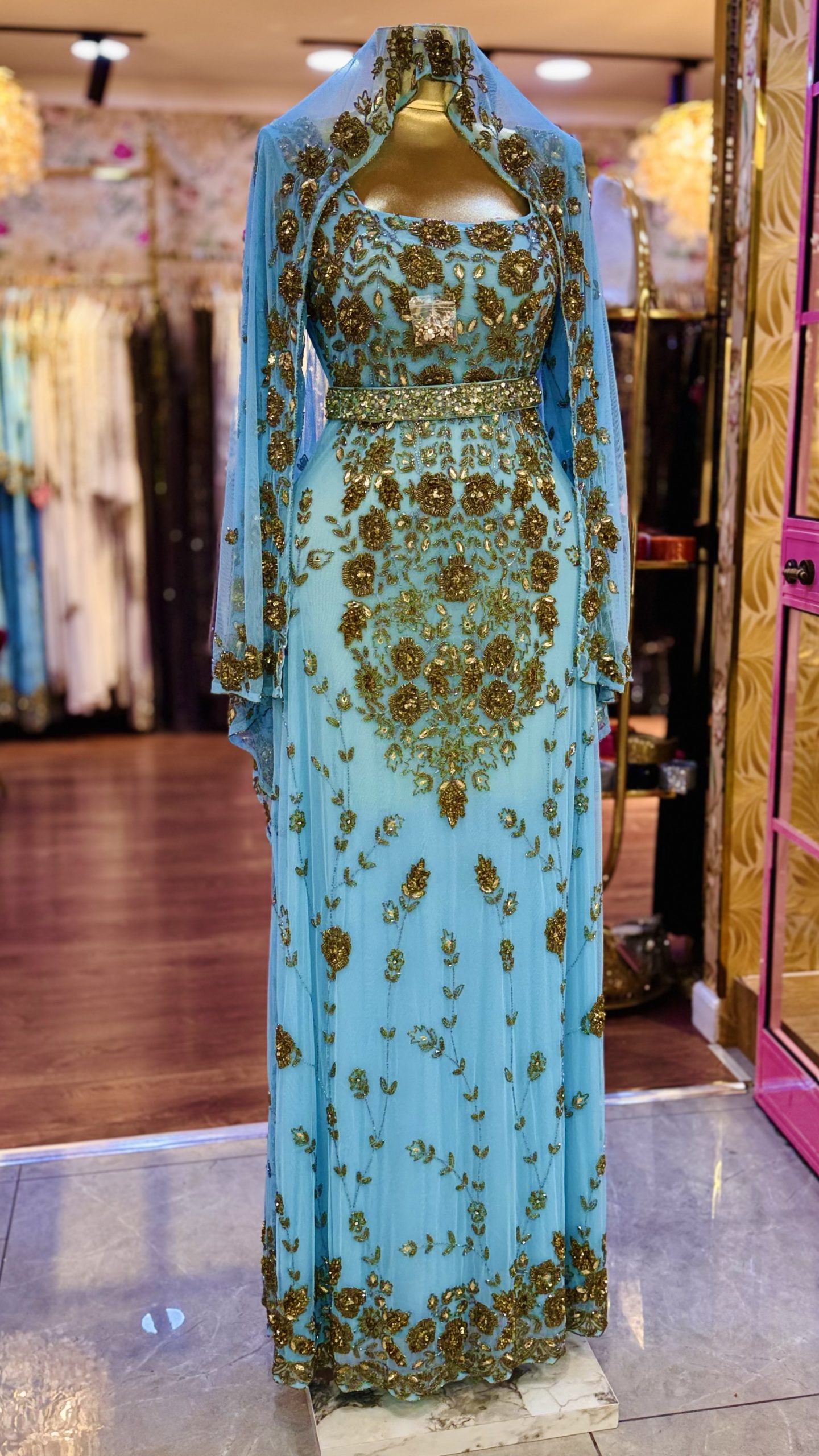 فستان نادر بتصميم يأسر الأنظار بلون البحر شك يدوي+طرحة+بلت