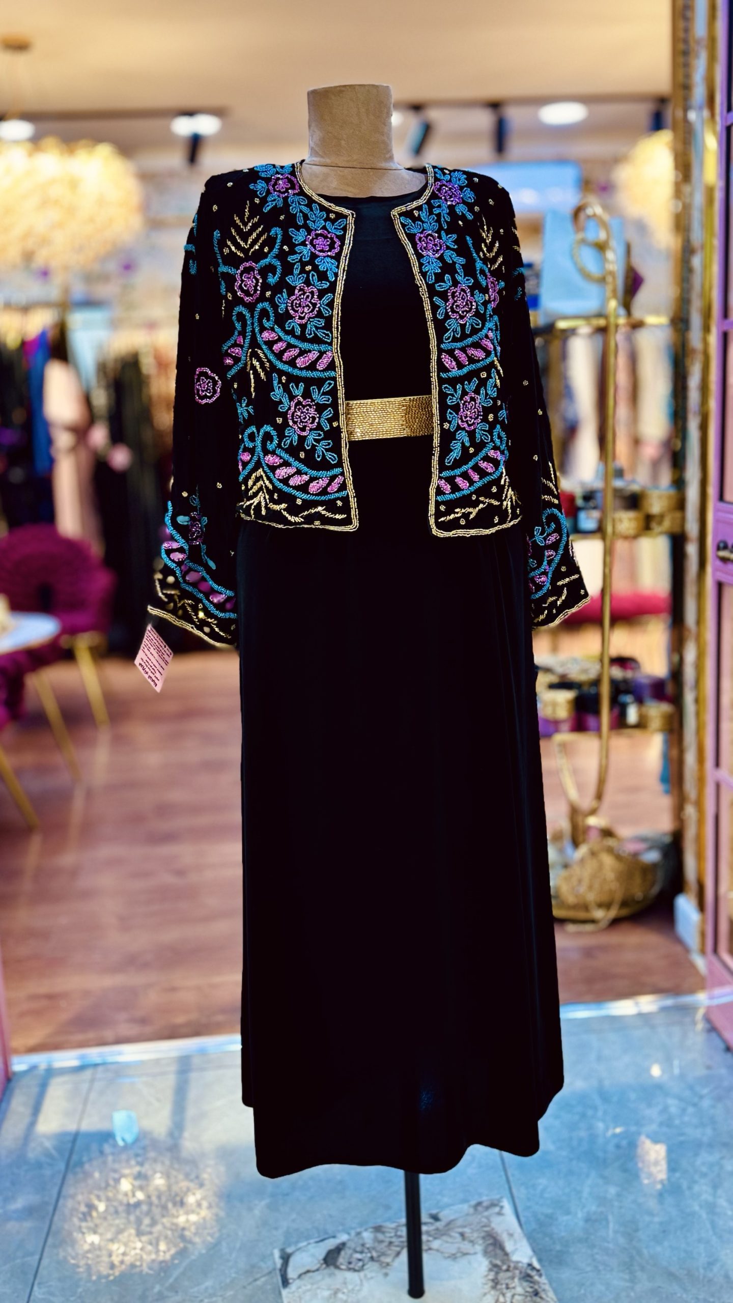 جاكيت فاخر جدًا مشكوك يدويًا من الخرز على مخمل عالي الجودة