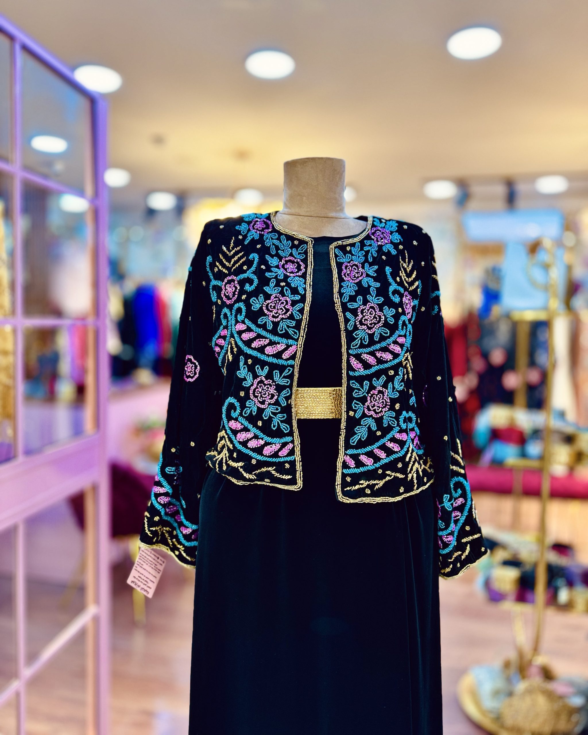 جاكيت فاخر جدًا مشكوك يدويًا من الخرز على مخمل عالي الجودة