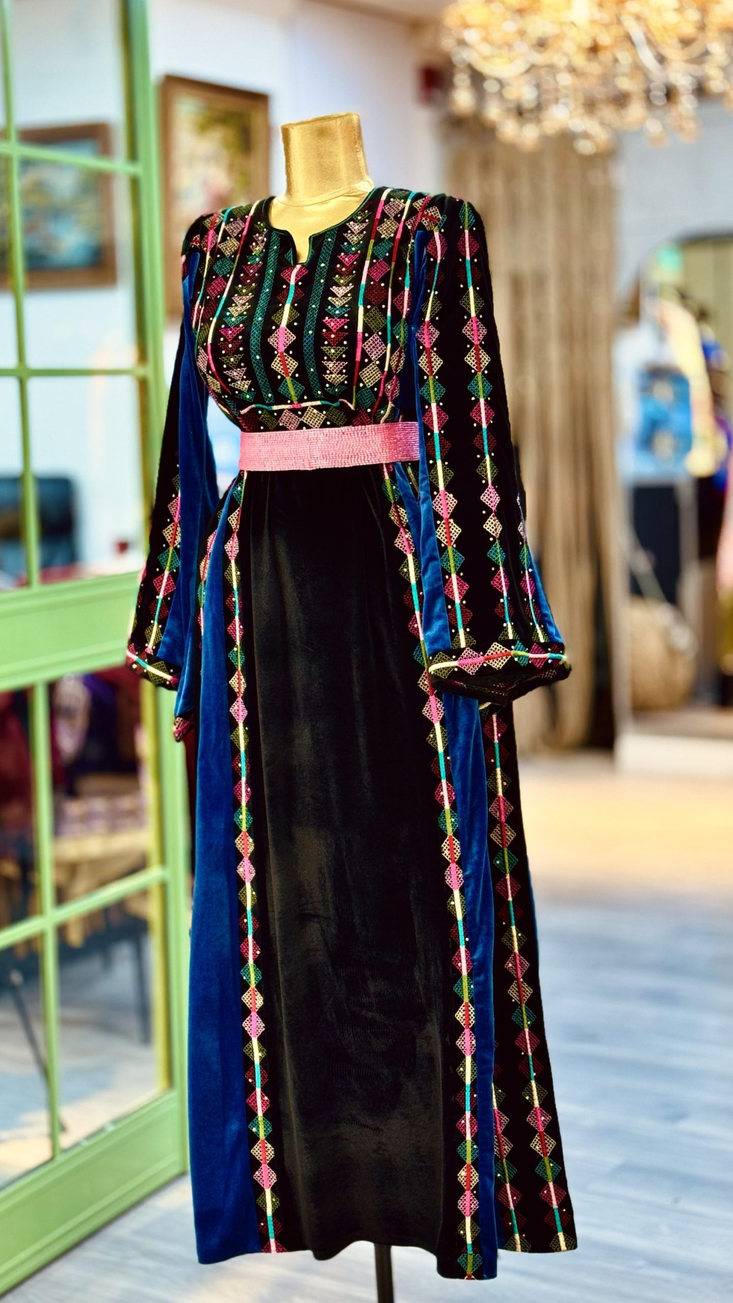 ثوب تراث بمزيج من الألوان المبهرة مخرز