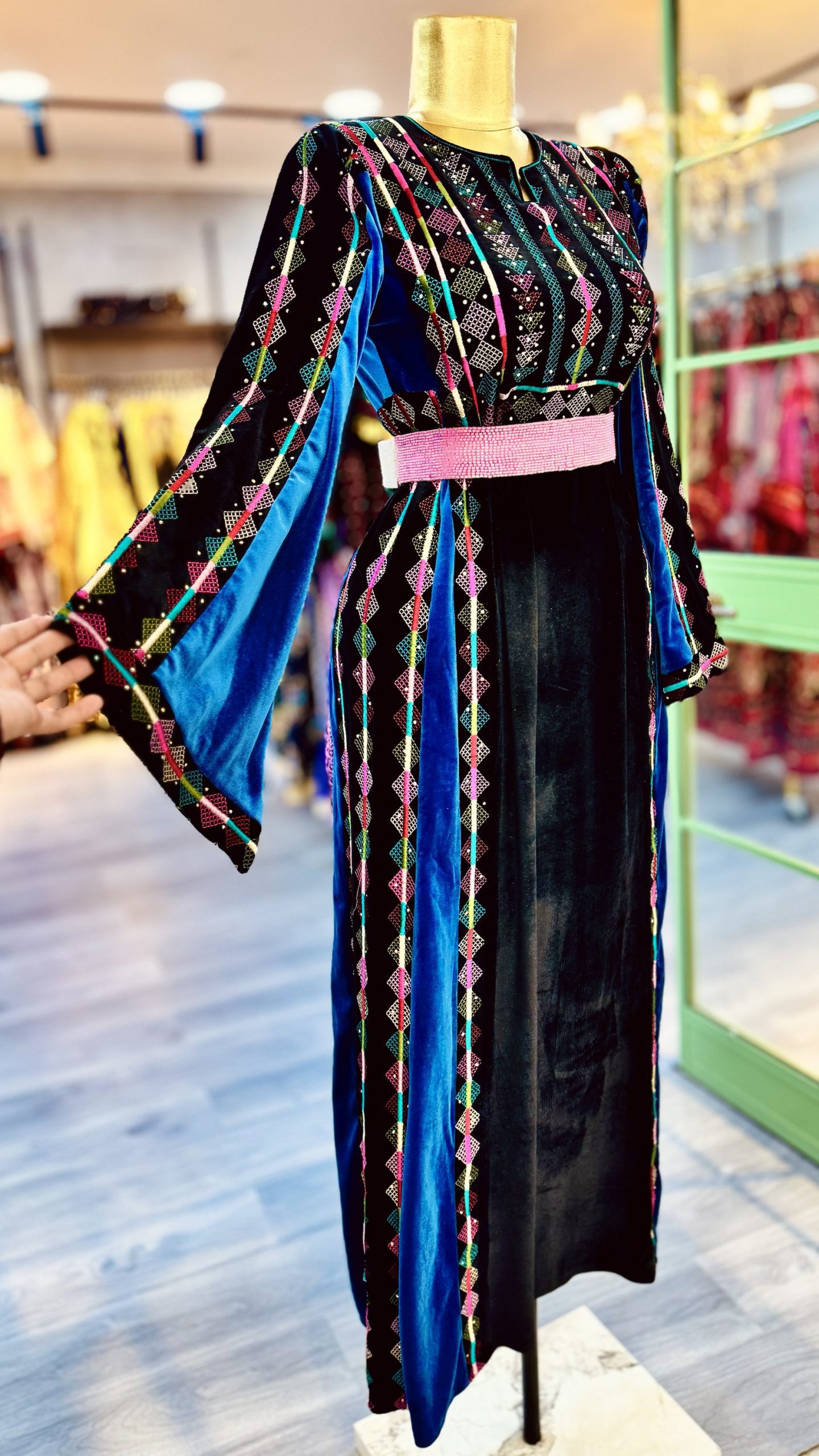 ثوب تراث بمزيج من الألوان المبهرة مخرز