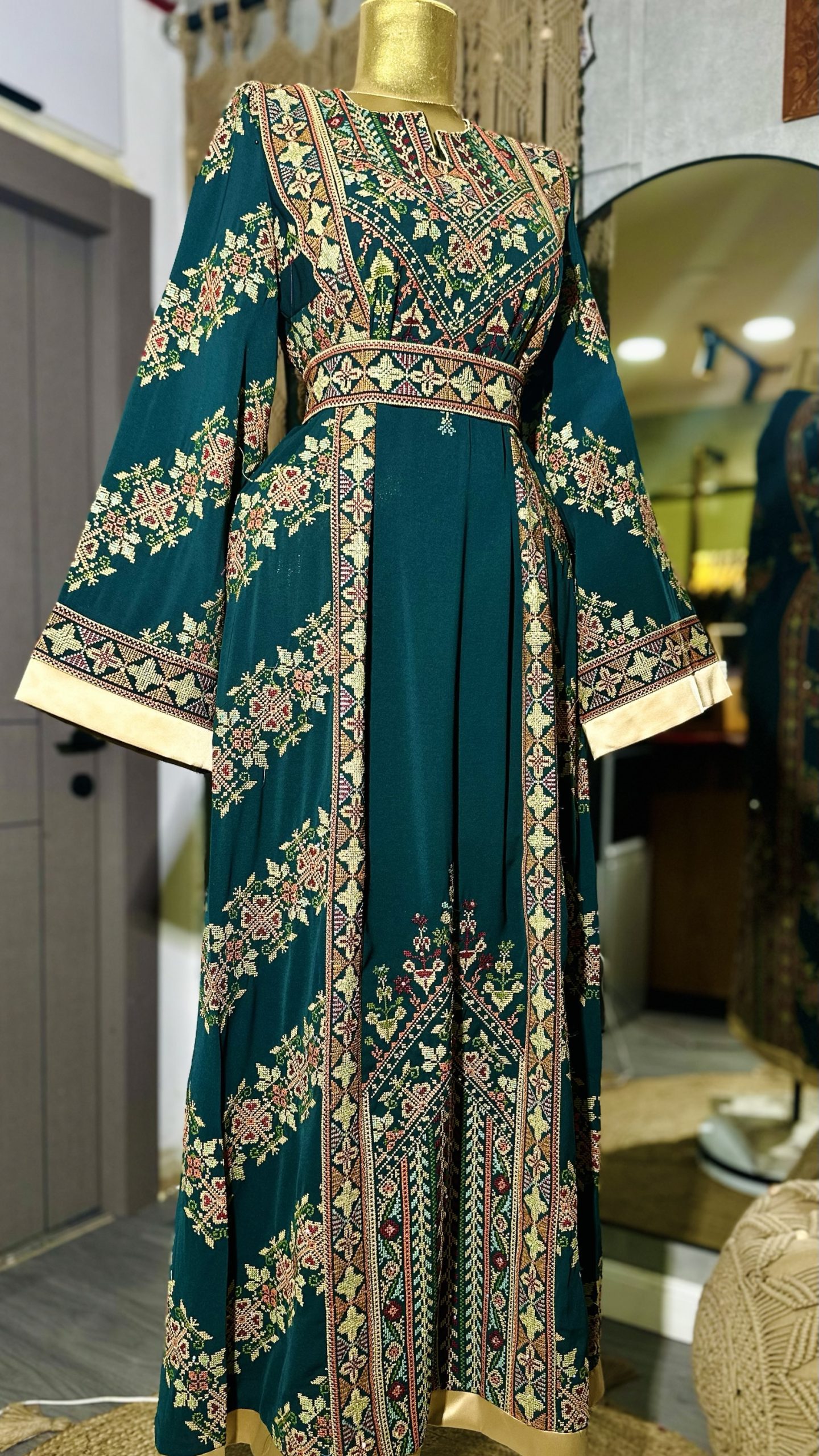 ثوب فخم وثقيل