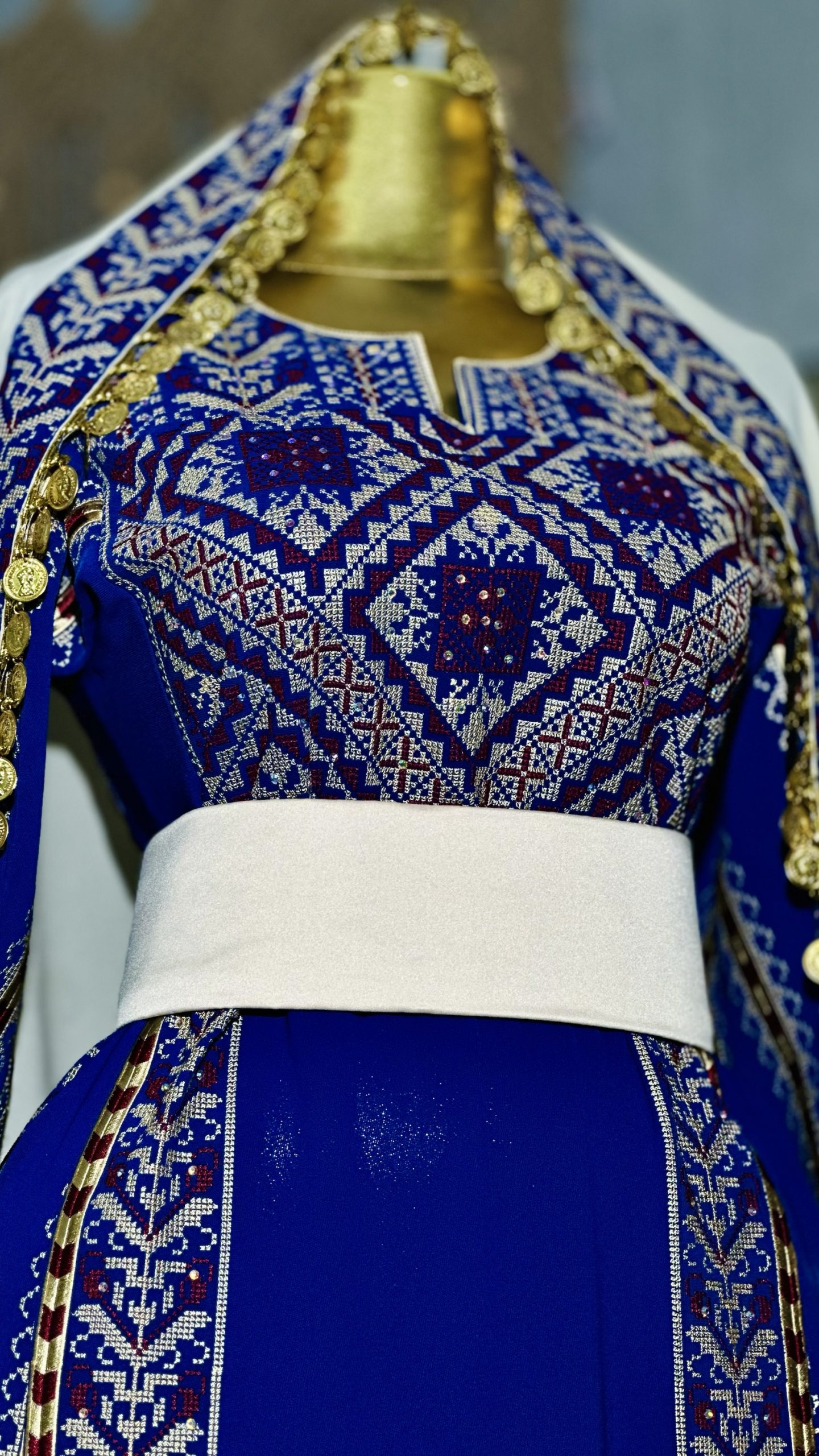 ثوب بلون النيلي