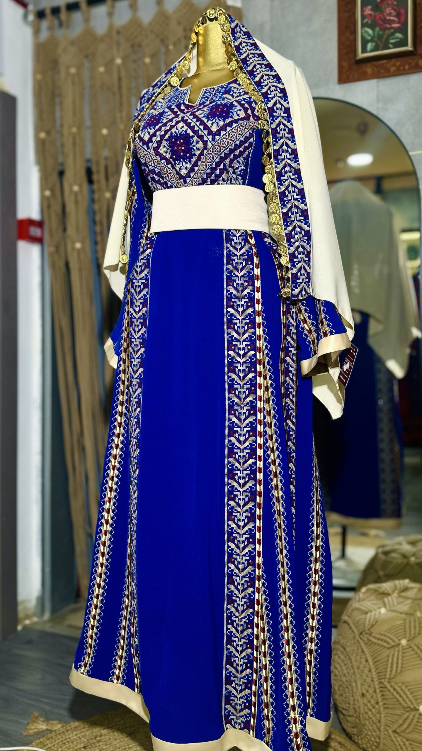 ثوب بلون النيلي