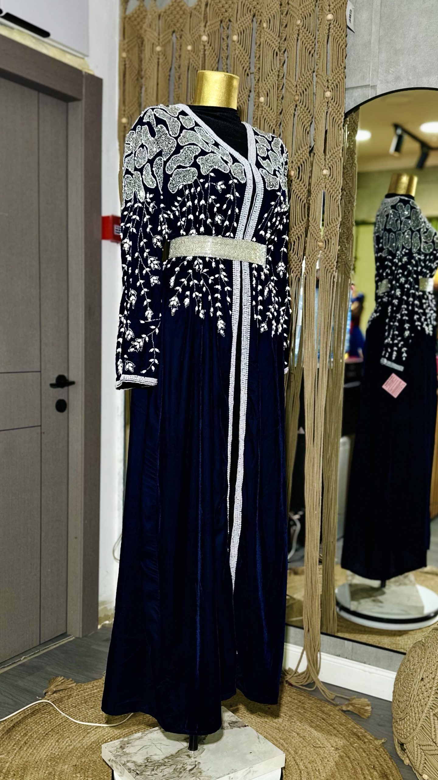 عباية فخمة بلون المحلي