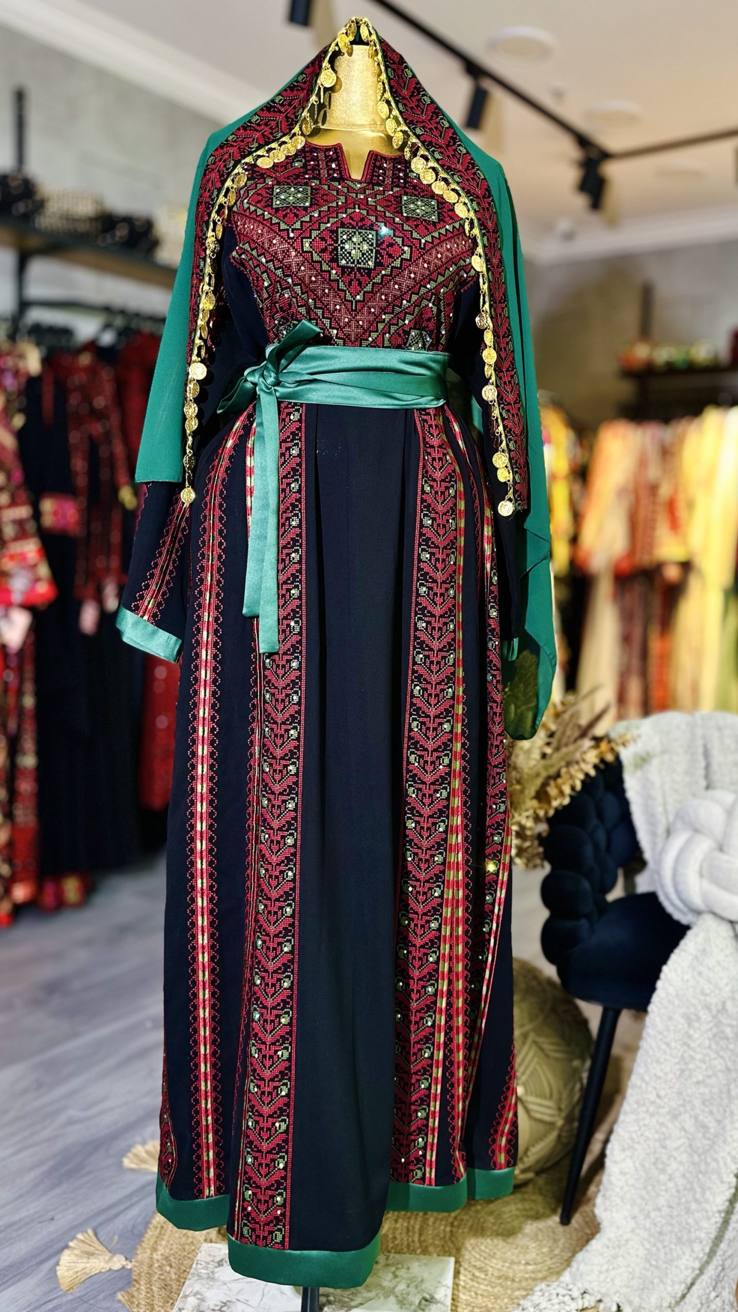 ثوب فخم وثقيل بلون الخمري والاخضر
