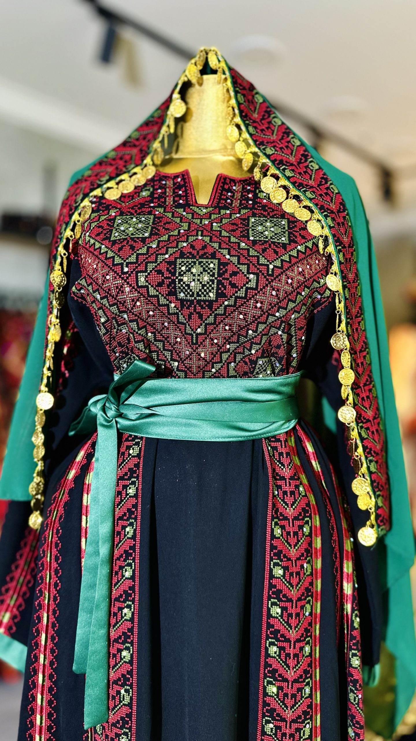 ثوب فخم وثقيل بلون الخمري والاخضر - Image 3