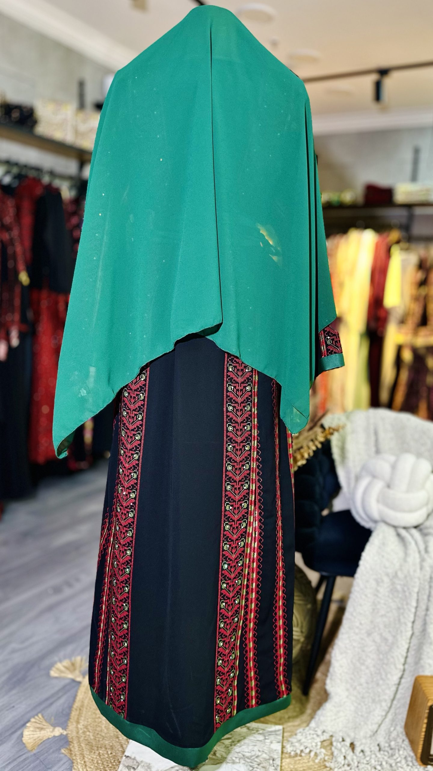 ثوب فخم وثقيل بلون الخمري والاخضر - Image 5
