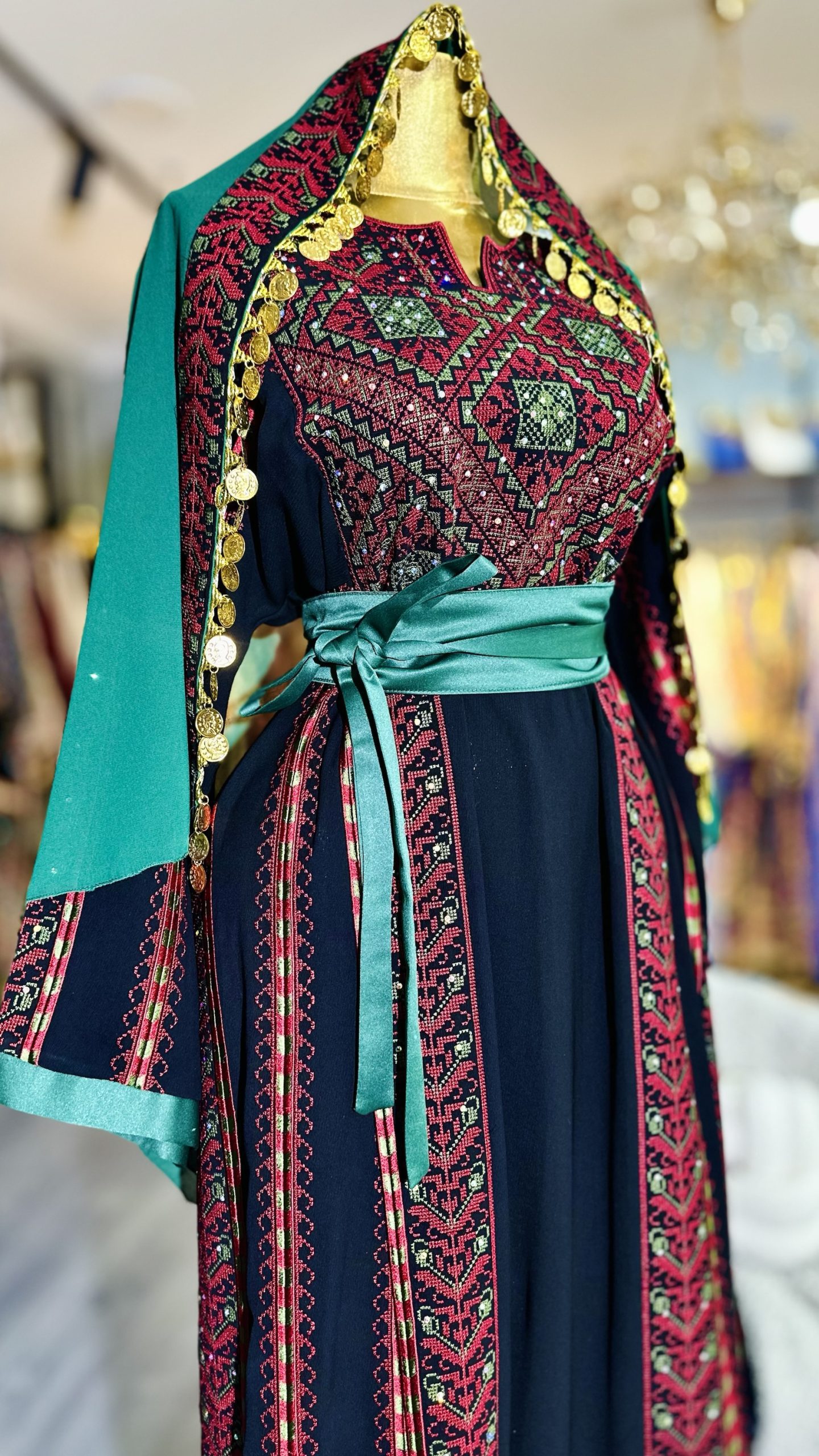 ثوب فخم وثقيل بلون الخمري والاخضر - Image 6